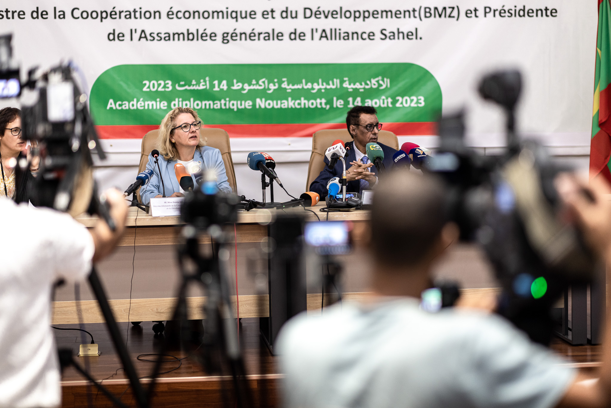 Bundesentwicklungsministerin Svenja Schulze und der mauretanische Wirtschaftsminister Abdessalem Ould Mohamed Saleh bei einer Pressekonferenz in Nouakchott 