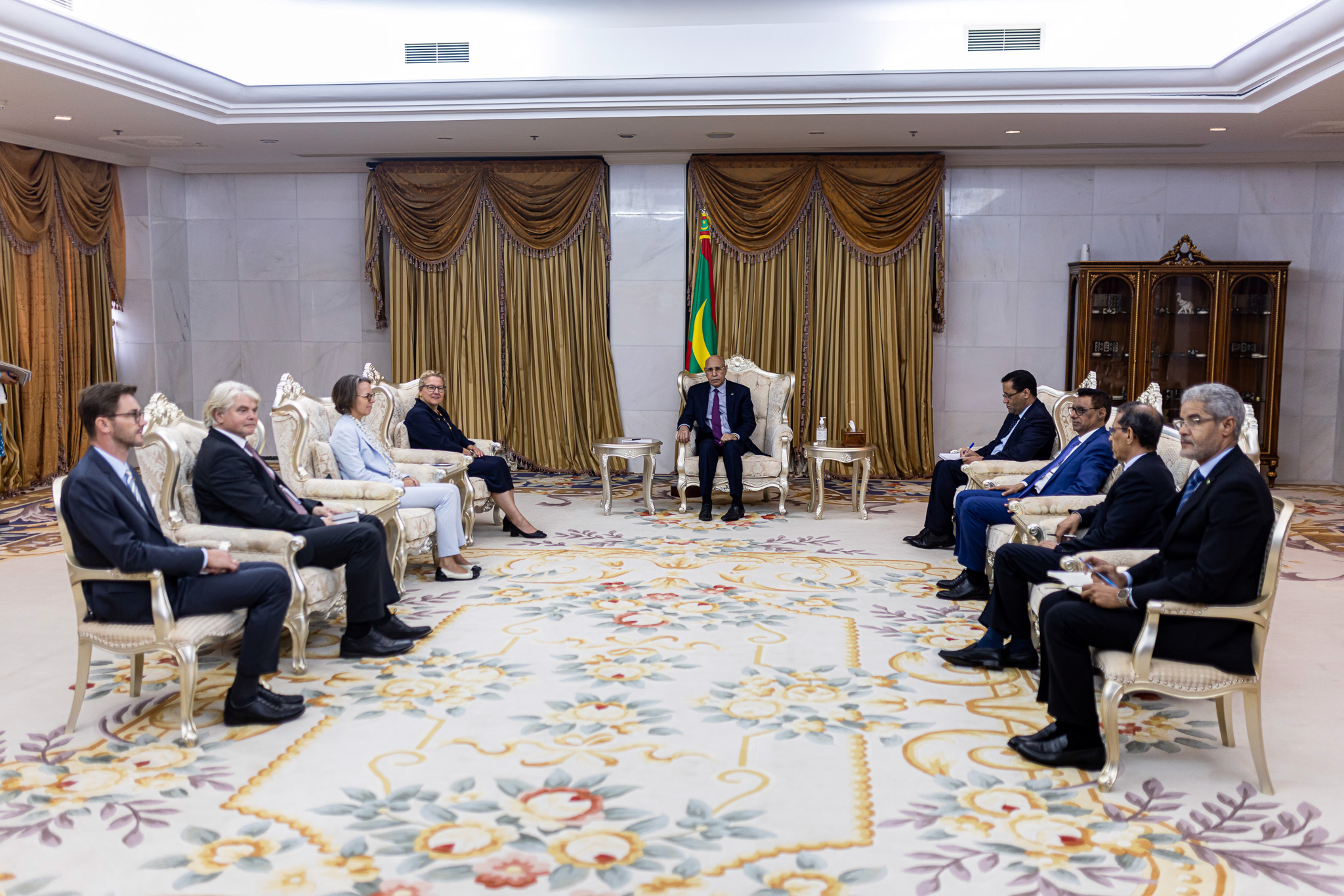 Entwicklungsministerin Svenja Schulze und die deutsche Delegation beim Gespräch mit dem mauretanischen Präsidenten Mohamed Ould Ghazouani