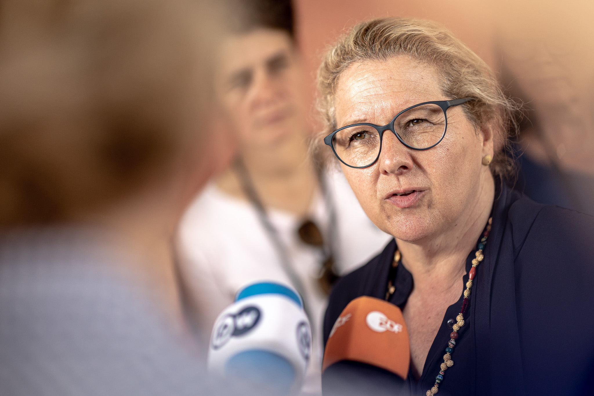 Ministerin Svenja Schulze während eines Interviews auf ihrer Reise nach Mauretanien und Niger