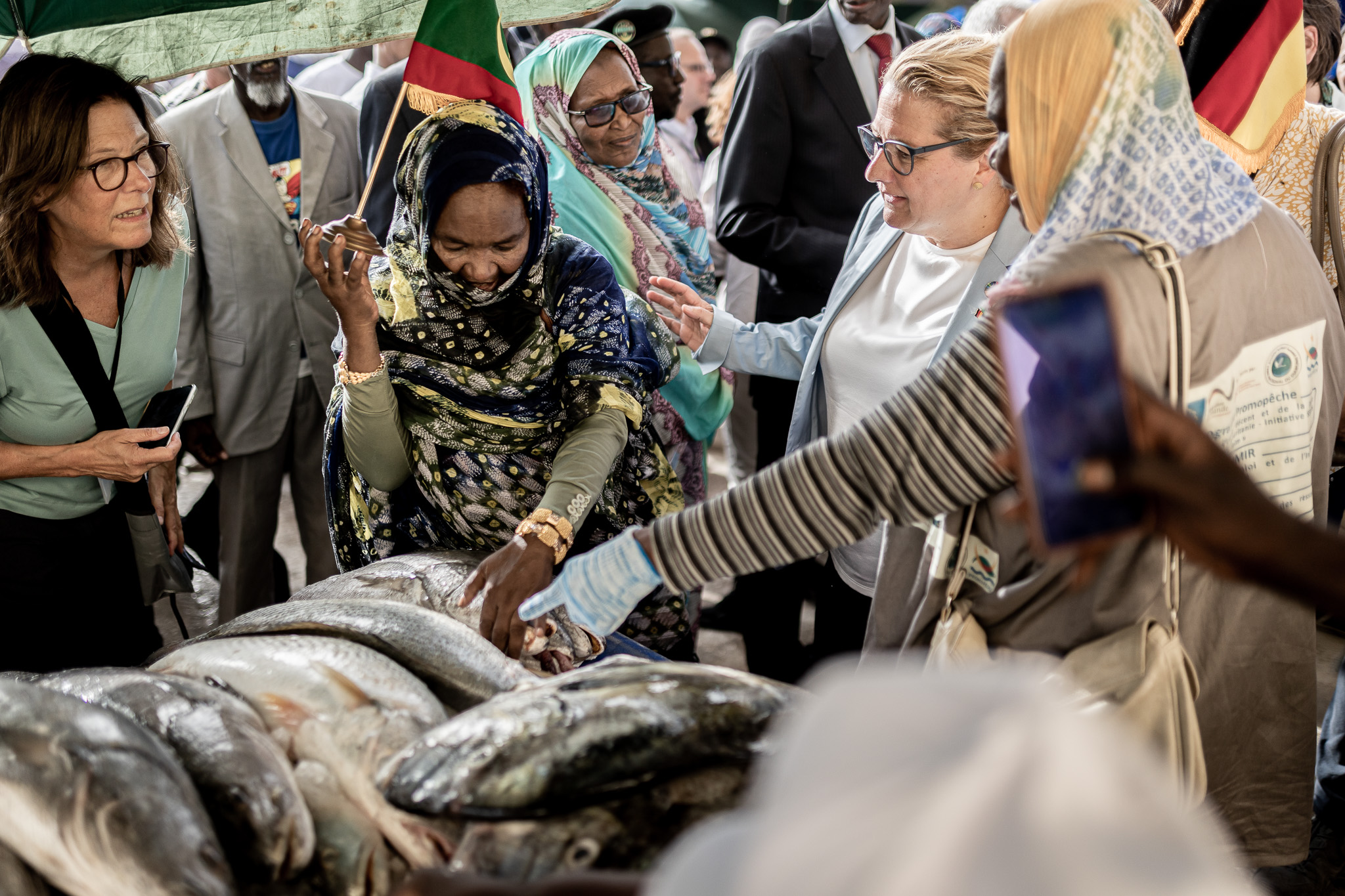 Entwicklungsministerin Svenja Schulze beim Besuch eines Kleinfischereihafens. Dort traf sie den Fischereiminister, Fischverkäuferinnen, Mitglieder einer Fischfangkooperative und Vertreter der Küstenwache. Mauretaniens Fischfanggebiete sind von Überfischung durch fremde Fischfangflotten bedroht. 