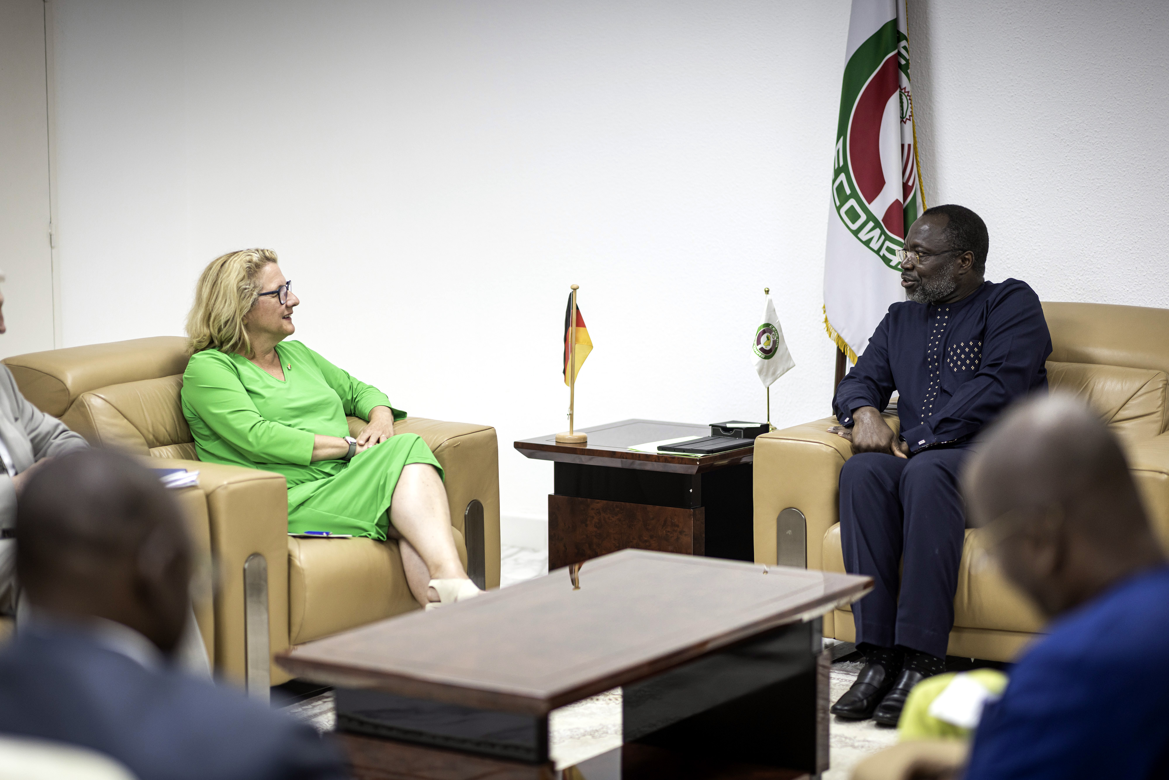 Bundesentwicklungsministerin Svenja Schulze im Gespräch mit Omar Touray, dem Präsidenten der ECOWAS-Kommission