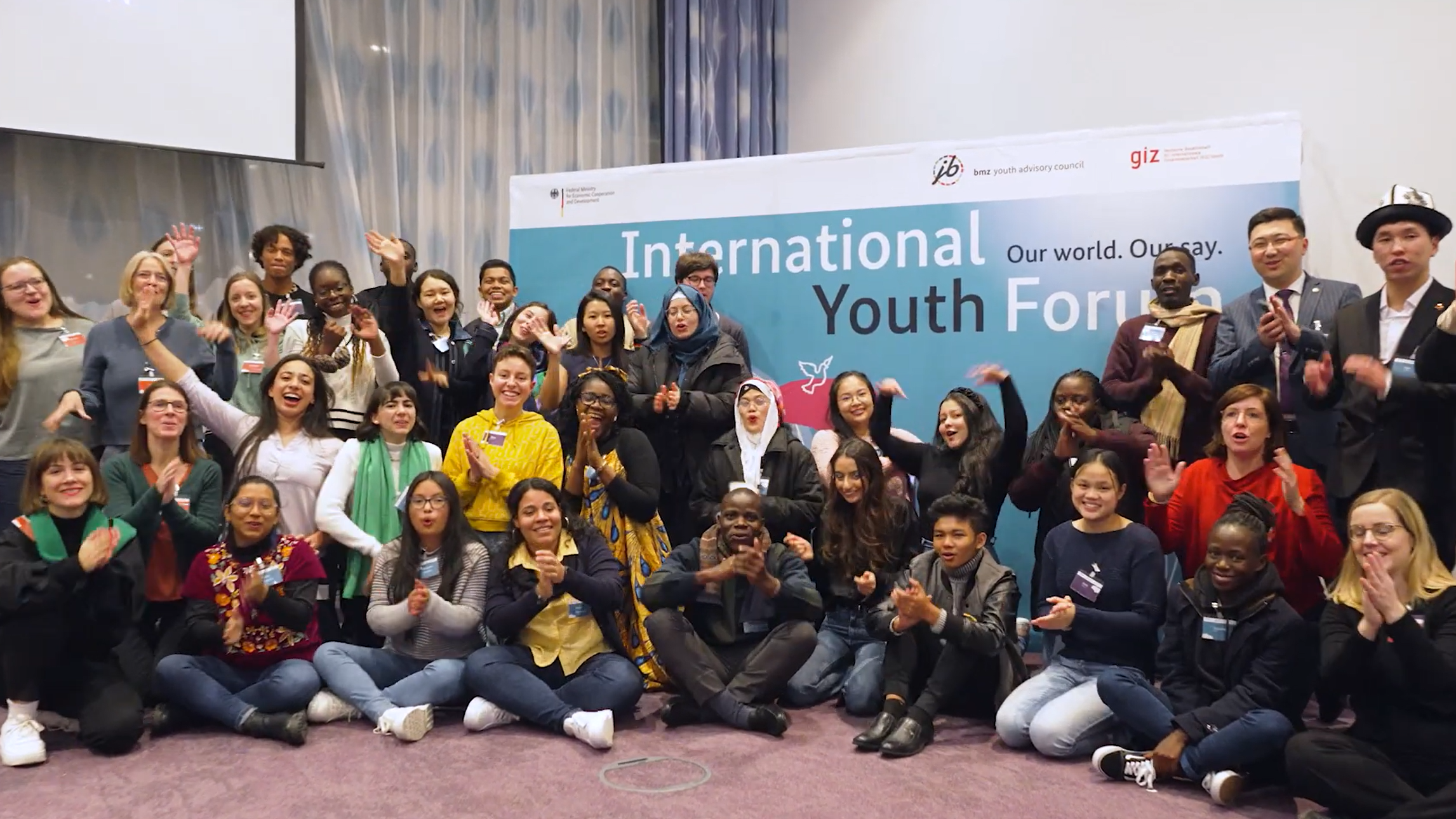 Standbild aus dem Videobericht über das Internationales Jugendforum des BMZ und des BMZ-Jugendbeirats vom 22. bis 24. November 2022