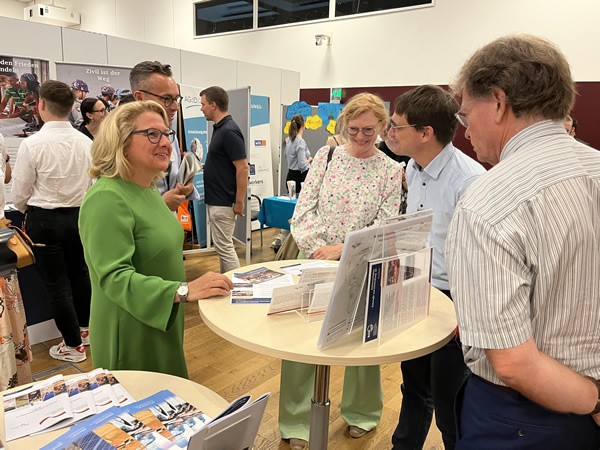 Minister Svenja Schulze talking to the Team of the BGR during the Open Day at BMZ