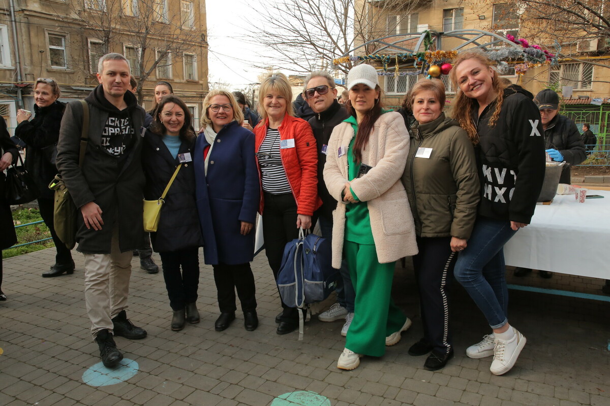 Ada Hakobyan und die damalige Ministerin Svenja Schulze im Januar 2023 mit Teilnehmenden eines Nachbarschaftsprojekts des forumZFD-Partners Zatsikavleni in Odessa