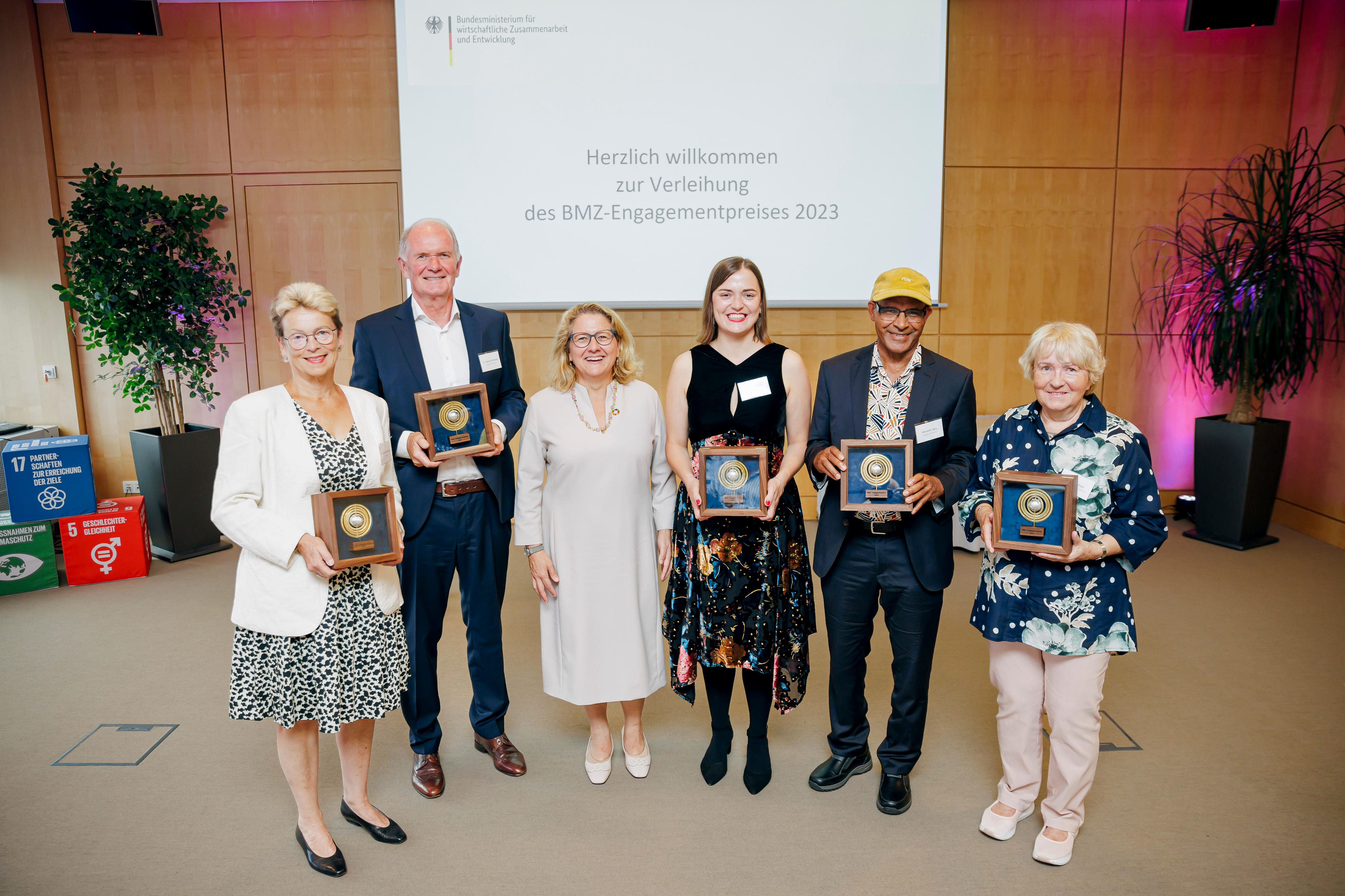 Bundesentwicklungsministerin Svenja Schulze mit den Preisträgerinnen und -trägern des Engagementpreises 2023 (von links nach rechts): Dr. Gisela Burckhardt, Dr. Georg Schwede, Entwicklungsministerin Svenja Schulze, Isabelle Roske, Ahmedin Idris und Heide Schütz