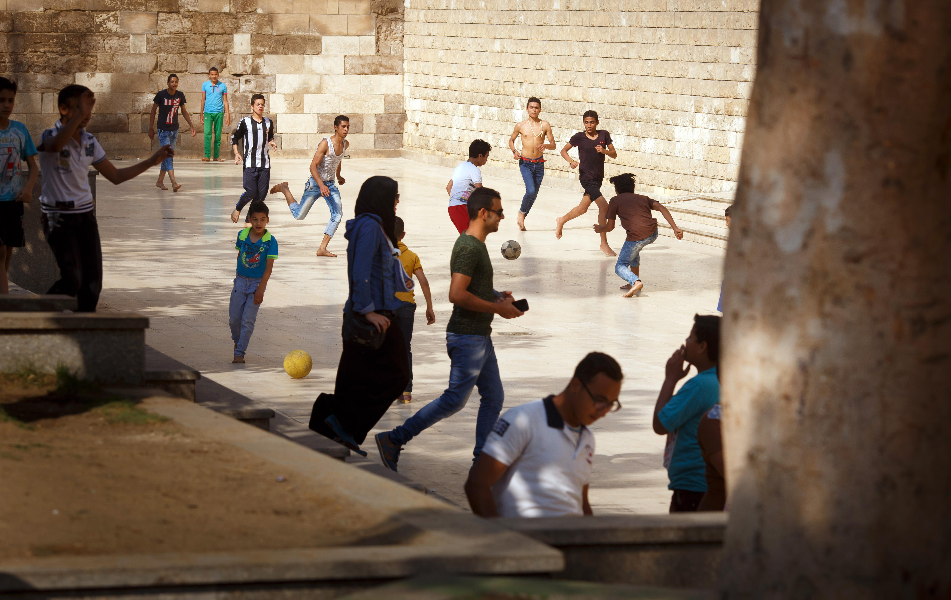 Kinder und Jugendliche spielen Fußball in der Altstadt von Kairo, Ägypten.