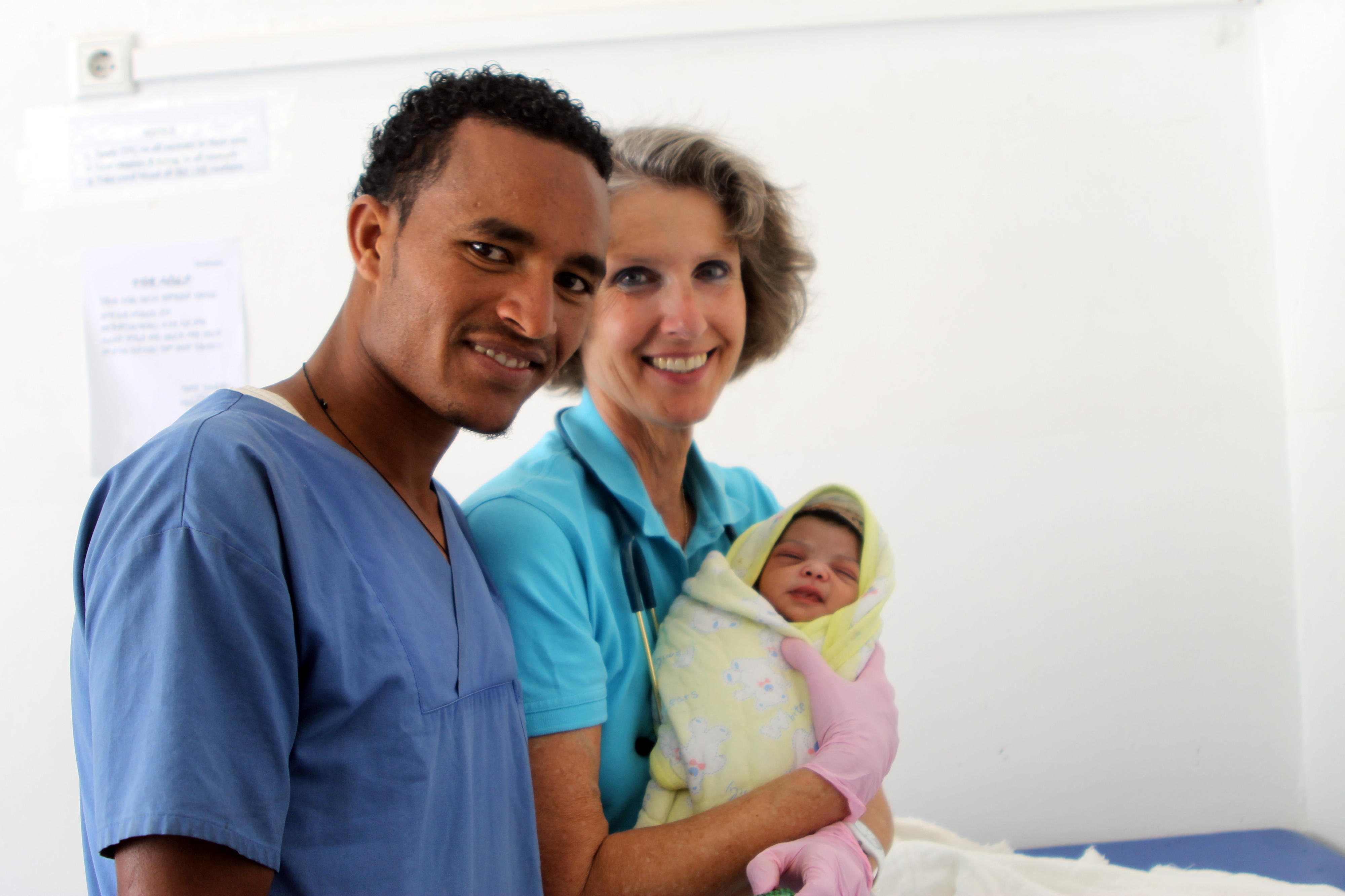Medizinisches Personal versorgt ein Neugeborenes in einem Partnerkrankenhaus in Eritrea
