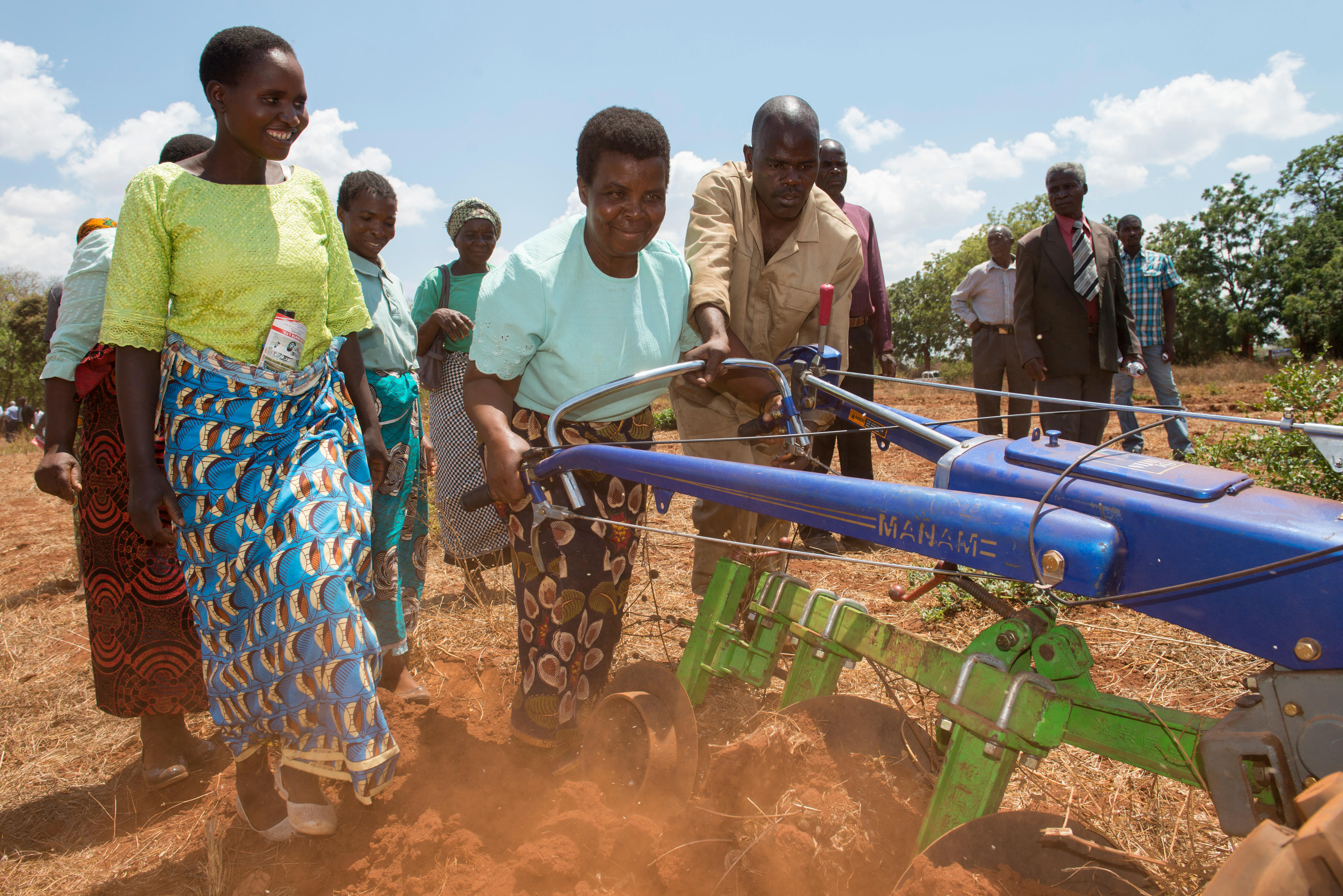 A female farmer training with a hand tractor: At the Malawi University of Agriculture and Natural Sciences, farmers can rent tractors for days at low prices.