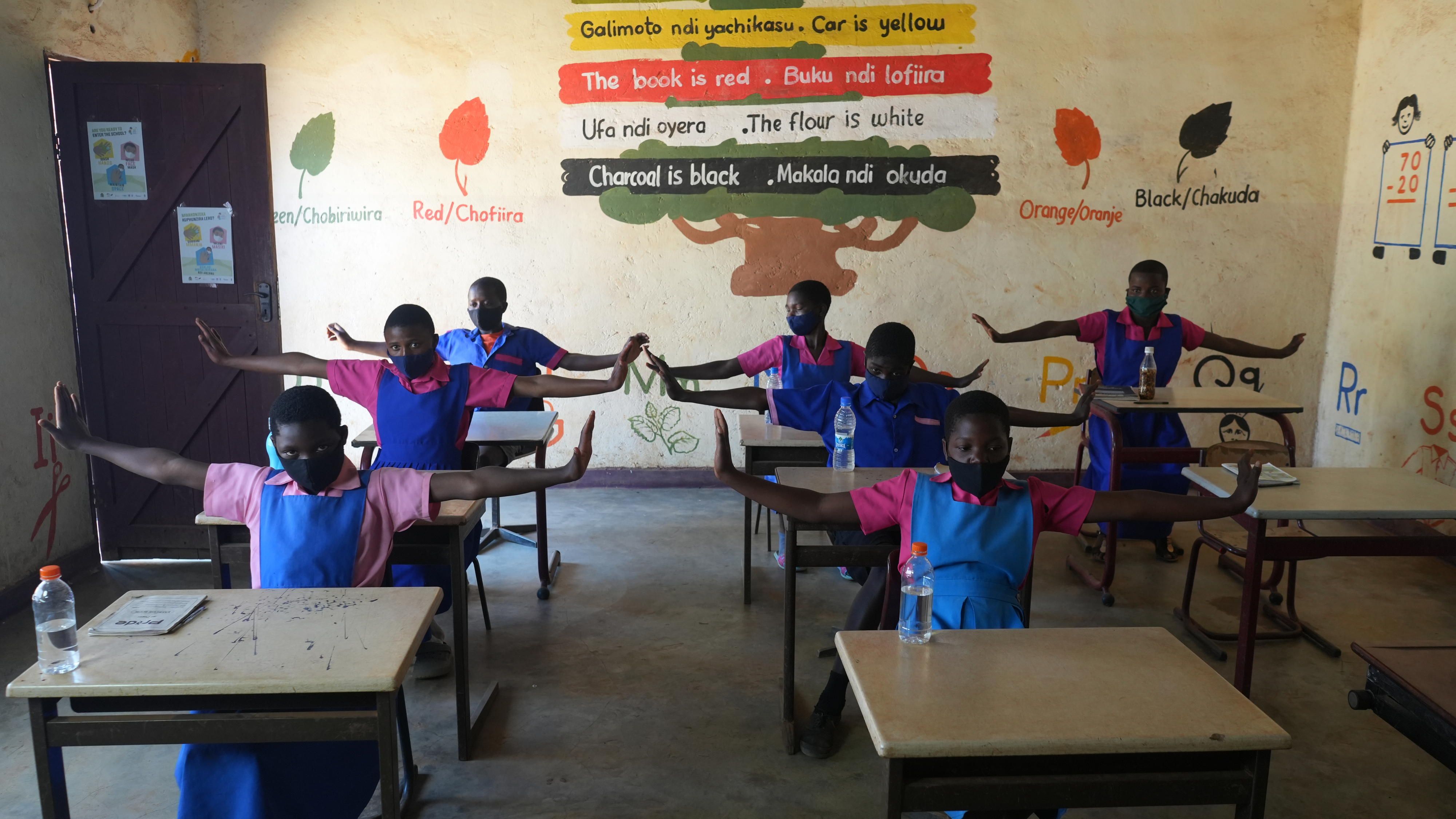 In einer Schule in Malawi lernen die Kinder, wie sie einer Corona-Infektion vorbeugen können.
