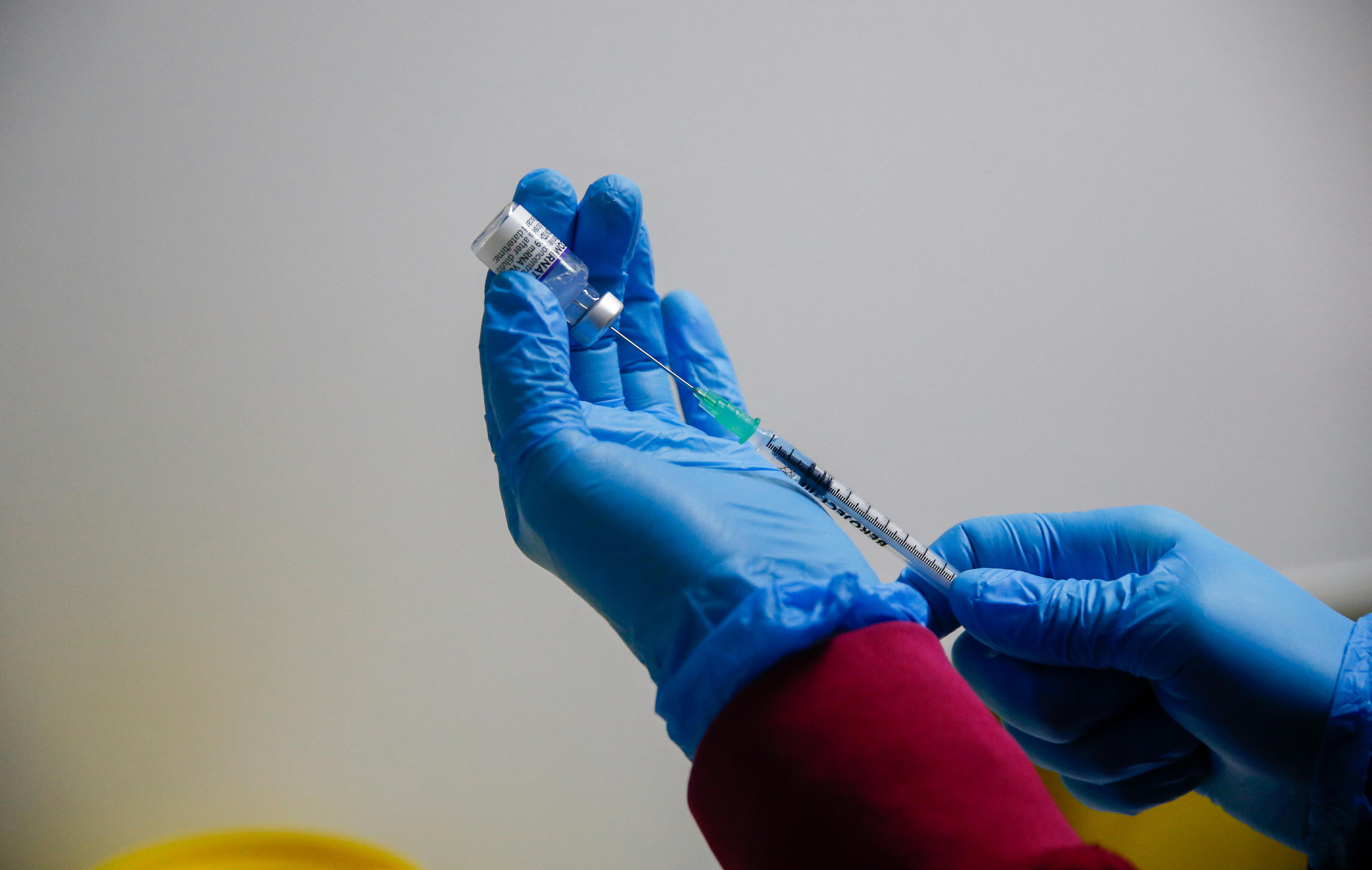 Ein Impfstoff gegen Covid-19 wird auf eine Spritze gezogen (Symbolbild)