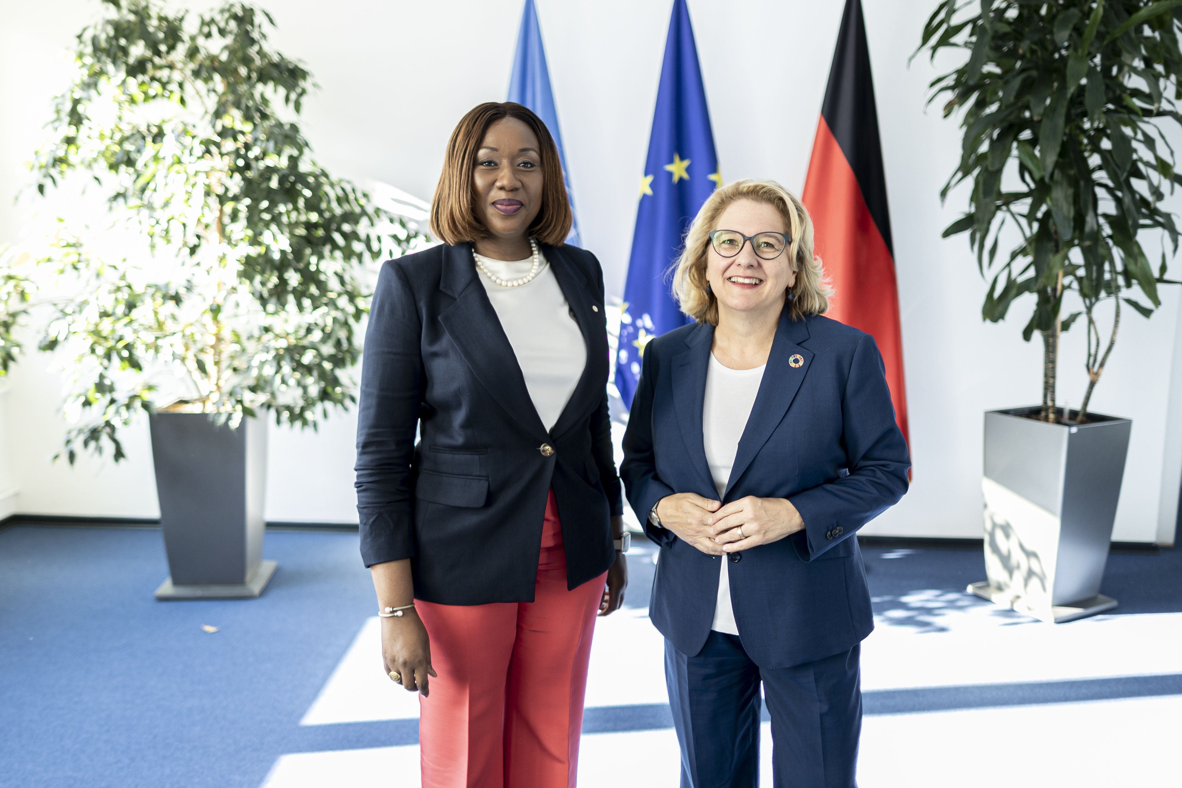 Bundesentwicklungsministerin Svenja Schulze mit Damtien Tchintchibidja, Vizepräsidentin der Westafrikanischen Wirtschaftsgemeinschaft (ECOWAS)