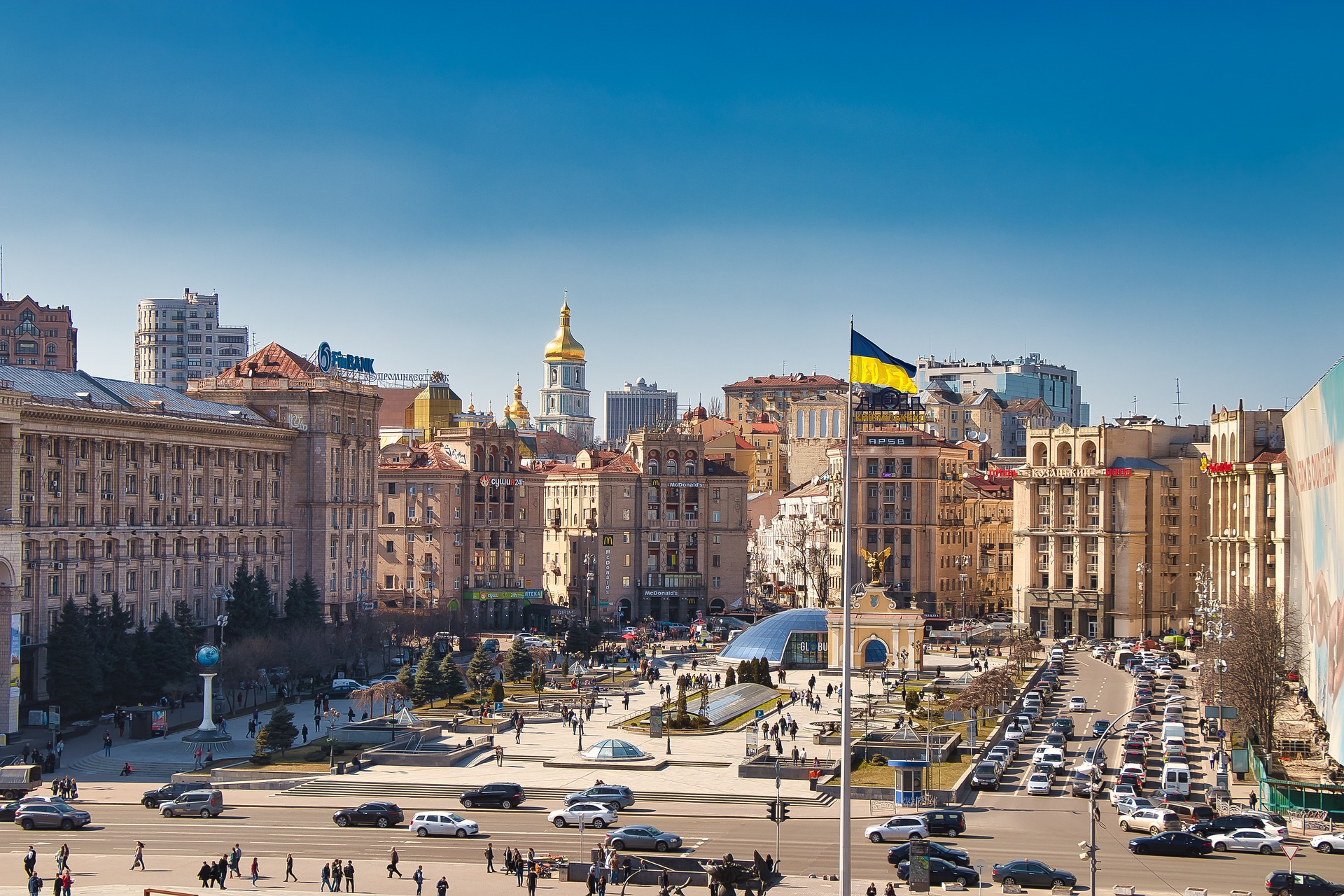 Platz in Kiew, über dem die ukrainische Fahne weht