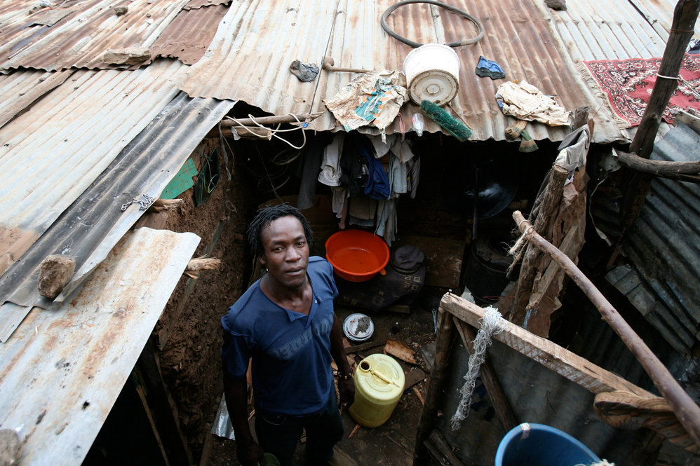 Ein Mann steht vor seiner Hütte in Kibera, einem Slum im Südwesten von Nairobi, Kenia.