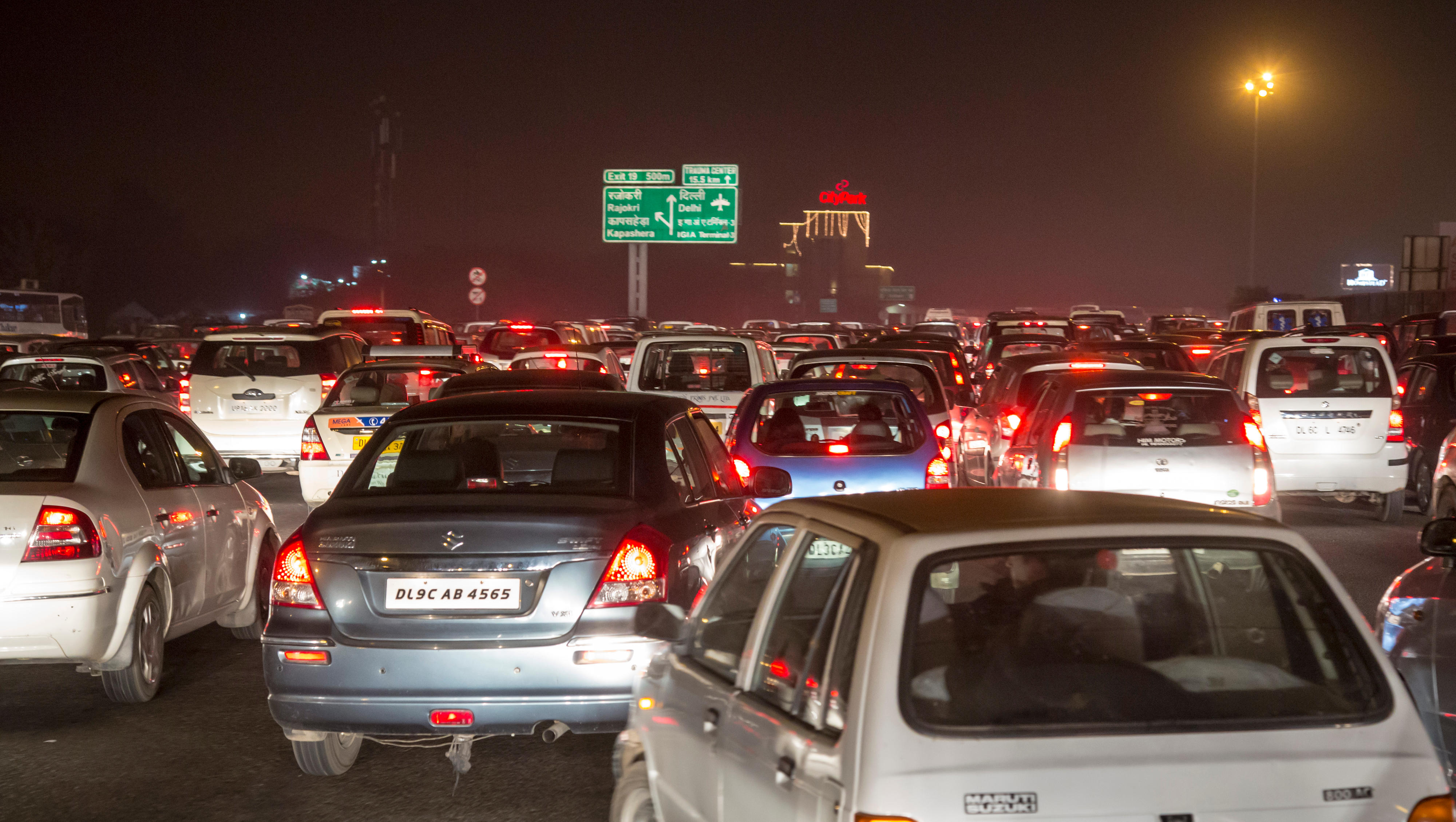 Stra­ßen­ver­kehr in Neu-De­lhi, In­di­en