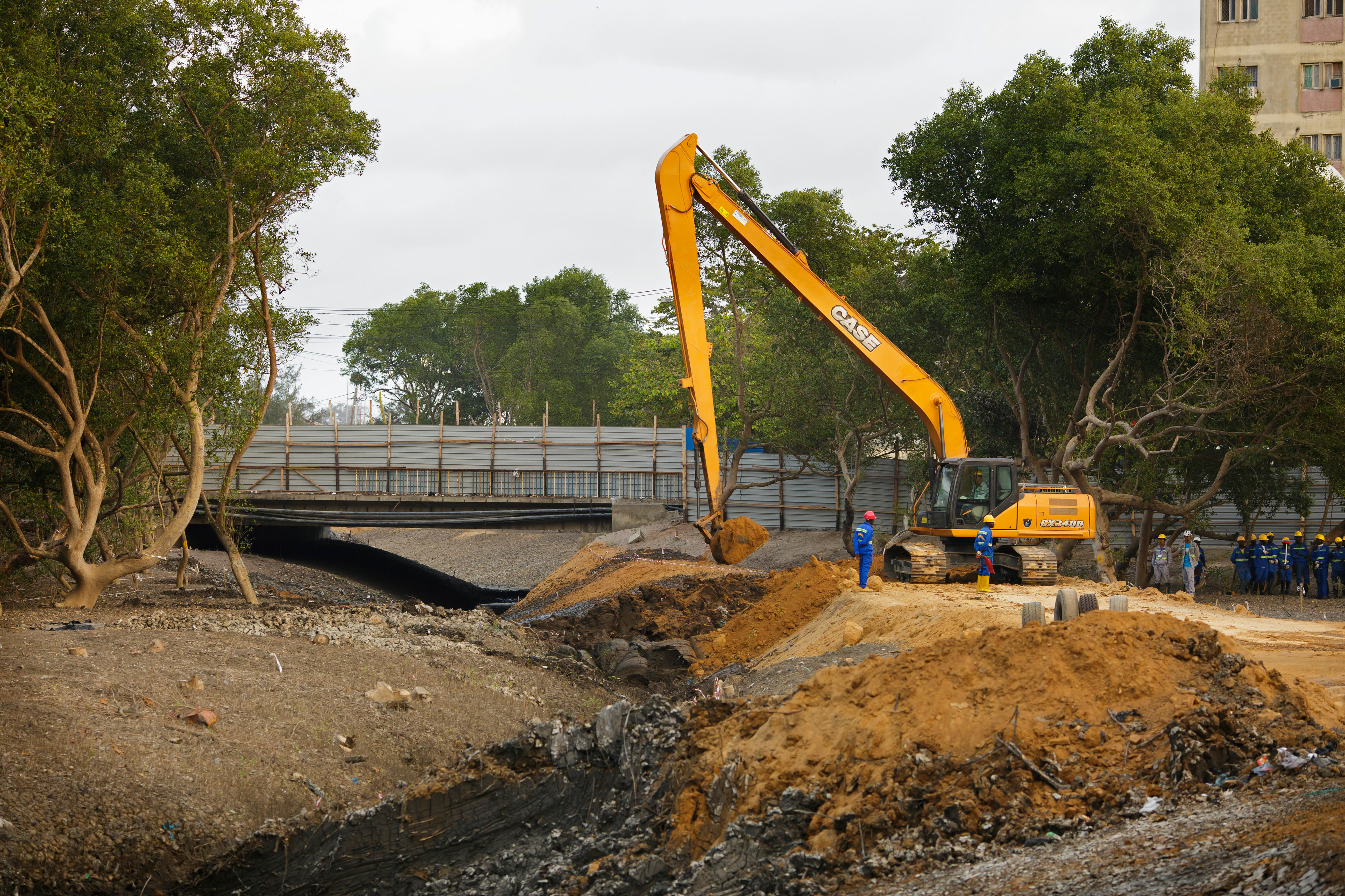 Ver­brei­te­rung ei­nes Flußlau­fes in Bei­ra, Mo­sam­bik,um neue Über­schwem­mungs­flä­chen zu schaf­fen
