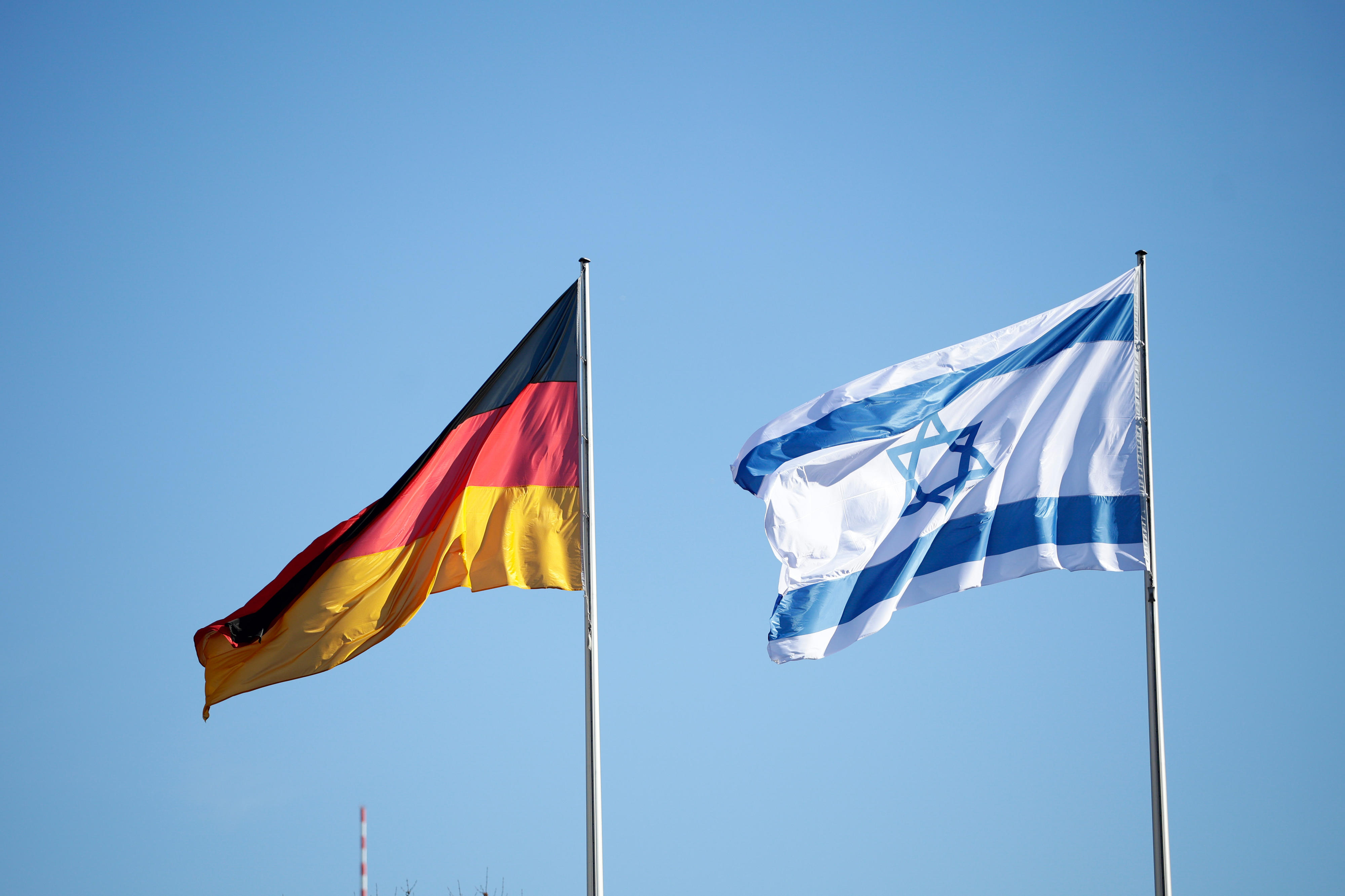 Die deutsche und die israelische Flagge vor dem Bundeskanzleramt