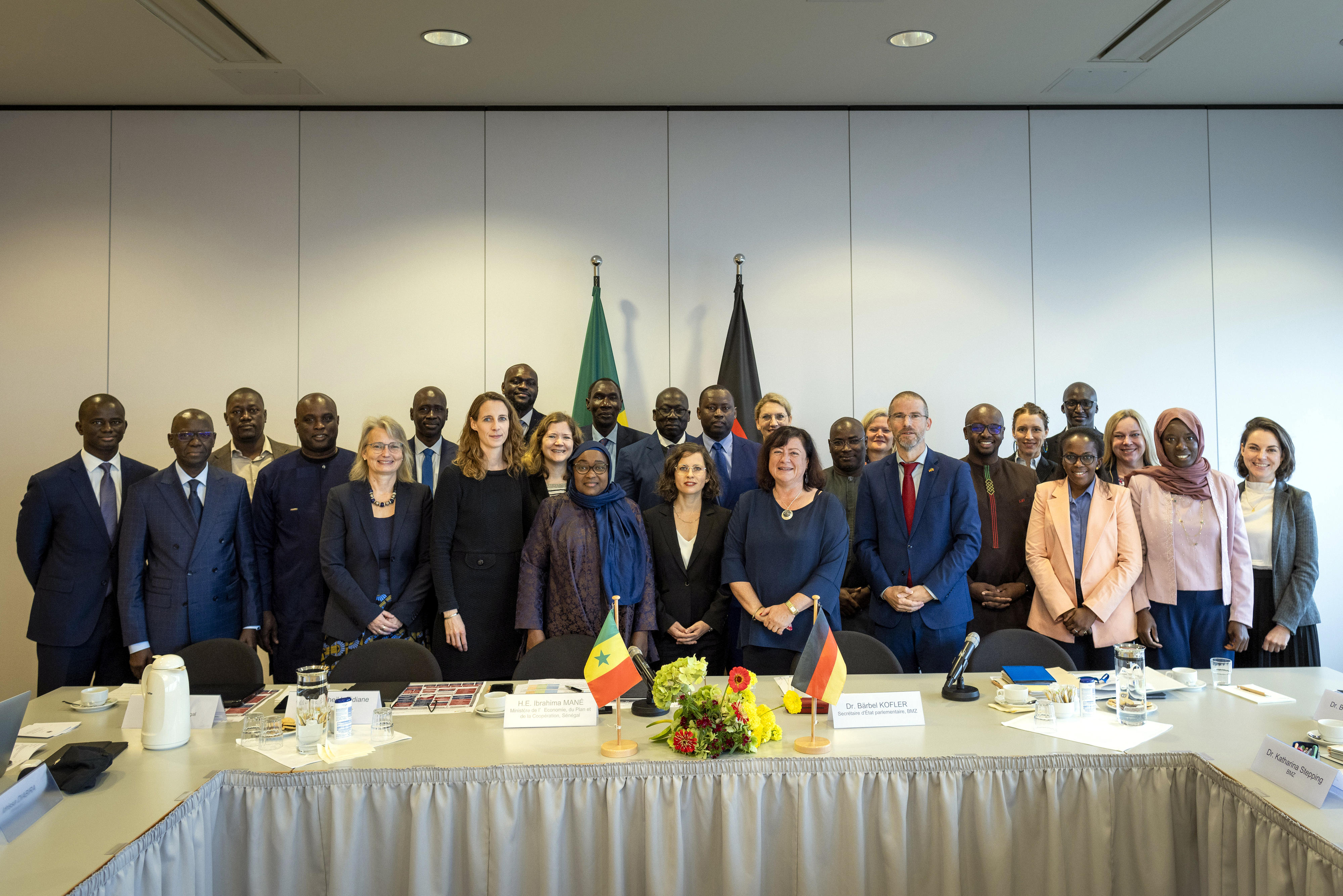 Gruppenfoto der Delegationen bei den deutsch-senegalesischen Regierungsverhandlungen im Oktober 2023 in Berlin