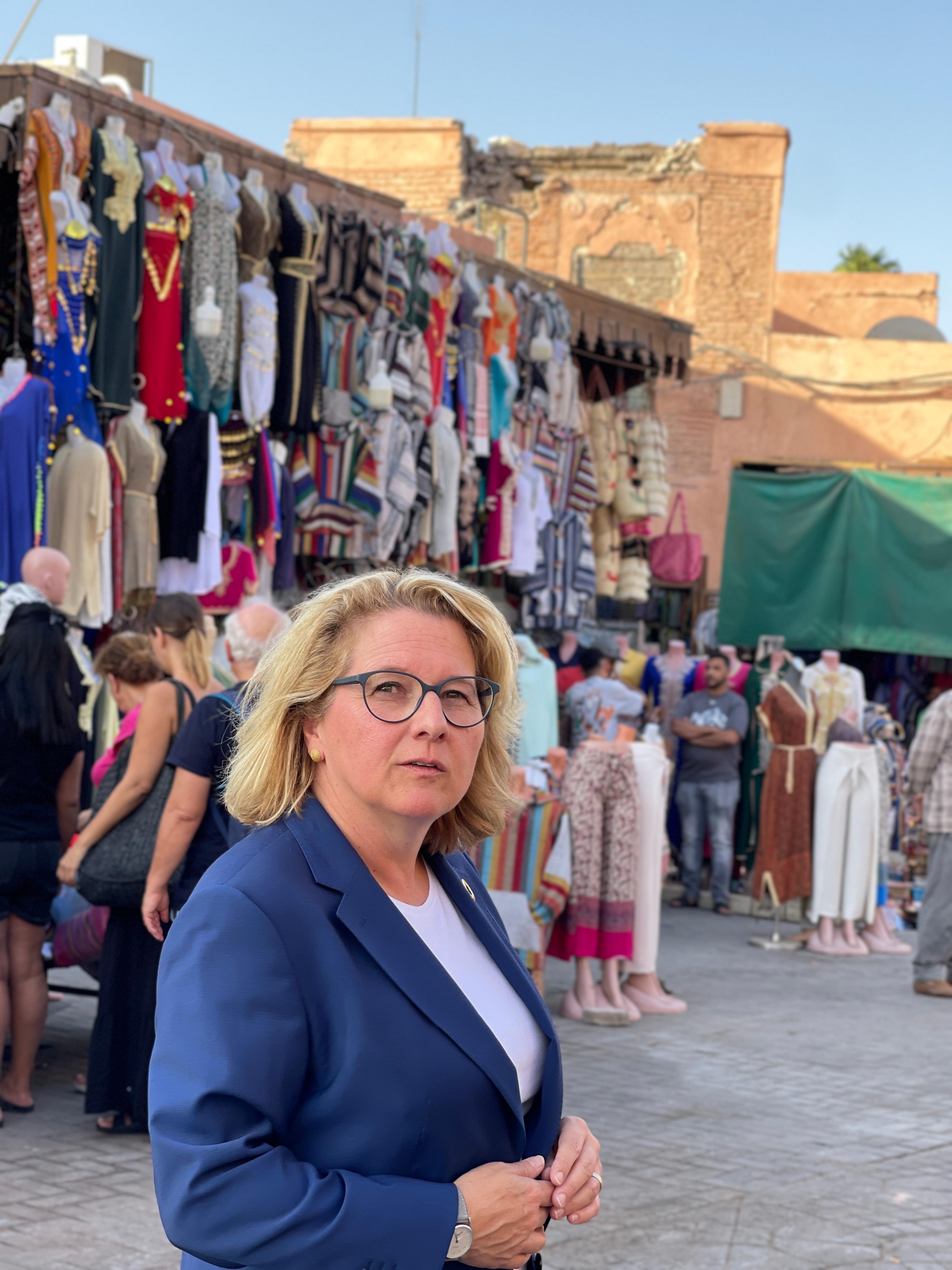 Zum Gedenken an die vielen Opfer des Erdbebens in Marokko im September 2023 besucht Bundesministerin Svenja Schulze den Djemma-El-Fna-Platz in Marrakesch.
