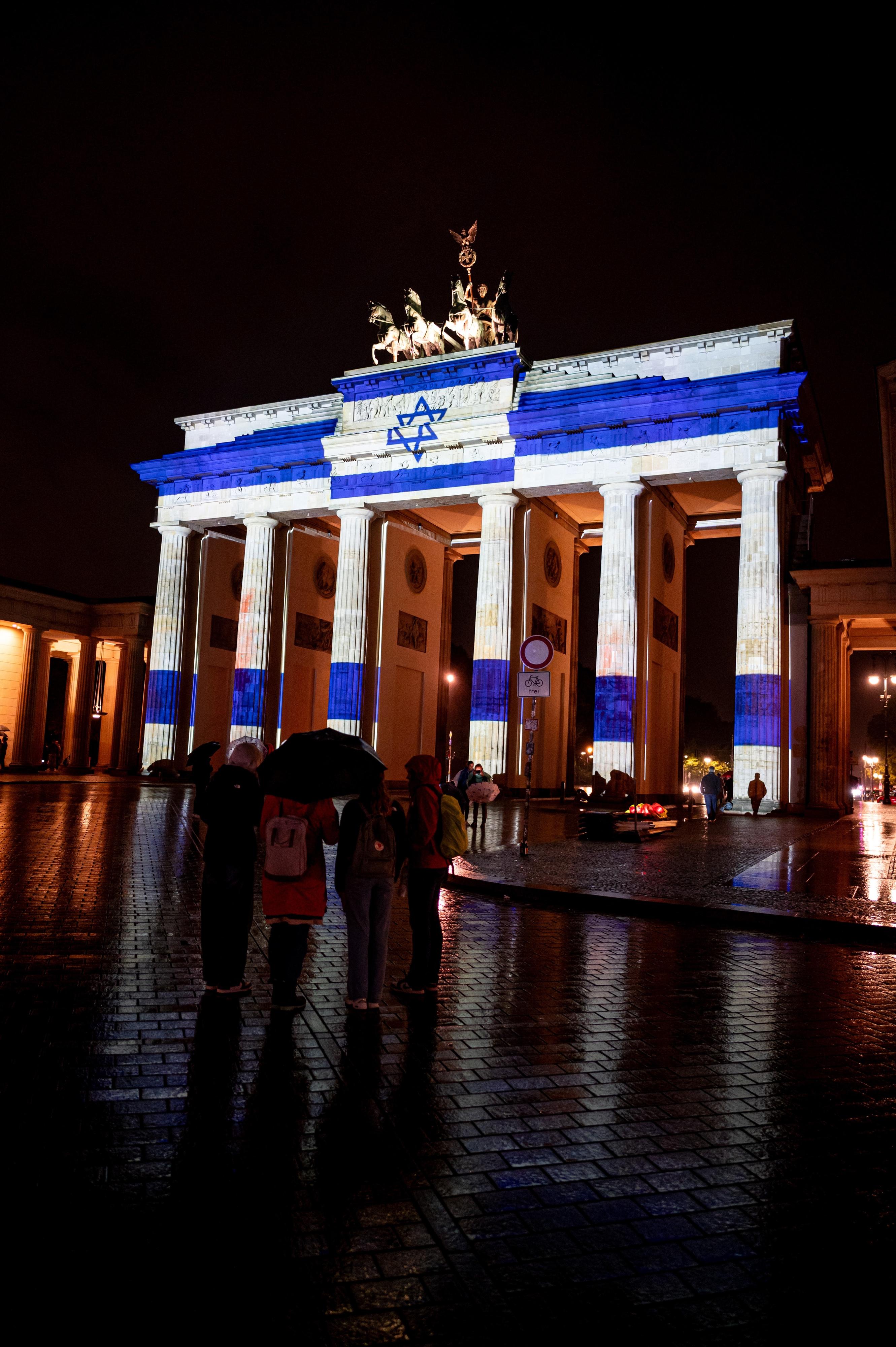 Das Brandenburger Tor in Berlin wurde als Zeichen für die Solidarität mit Israel mit den Farben der israelischen Flagge angestrahlt.
