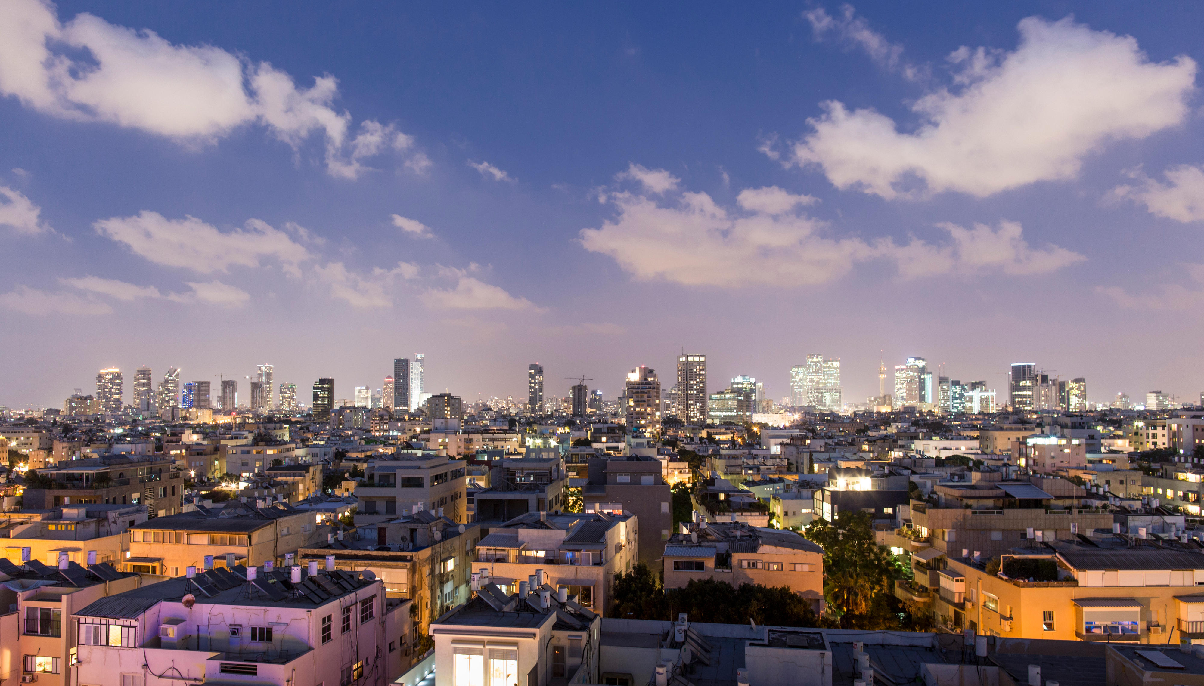 Blick über Tel Aviv bei Nacht