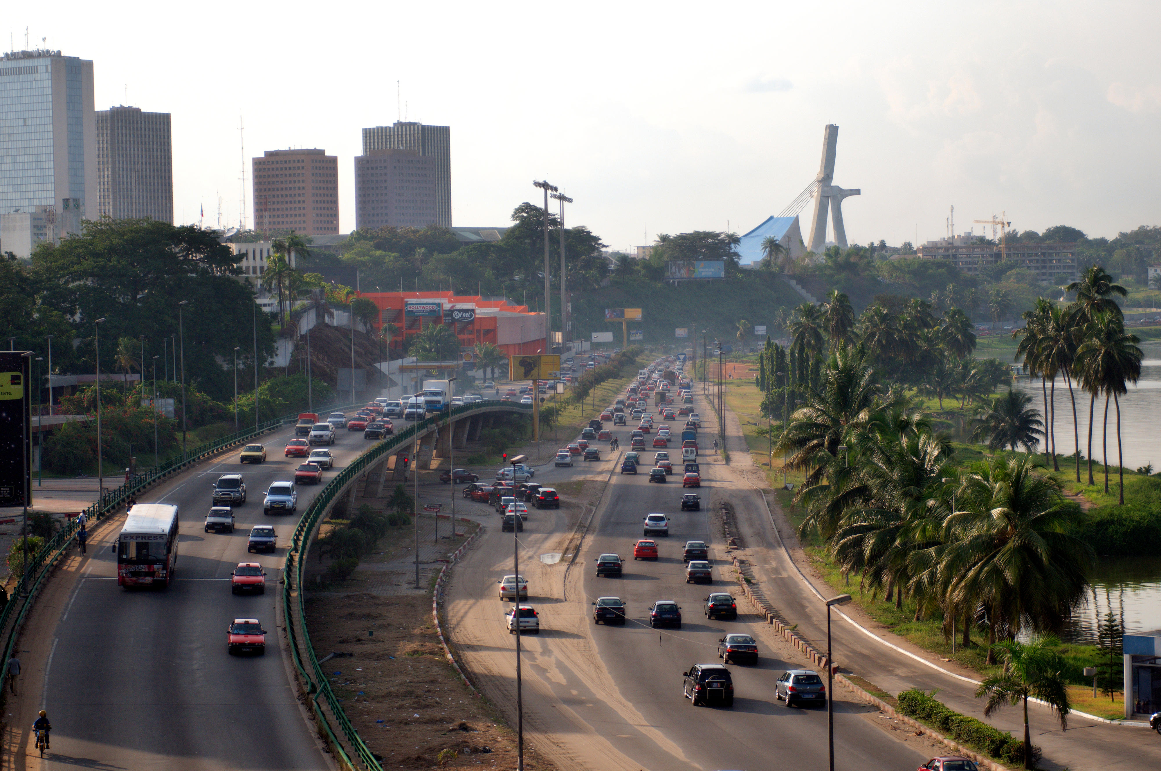 Verkehr auf dem Boulevard de Gaulle im Plateau-Viertel von Abidjan, im Hintergrund die Kathedrale Saint-Paul