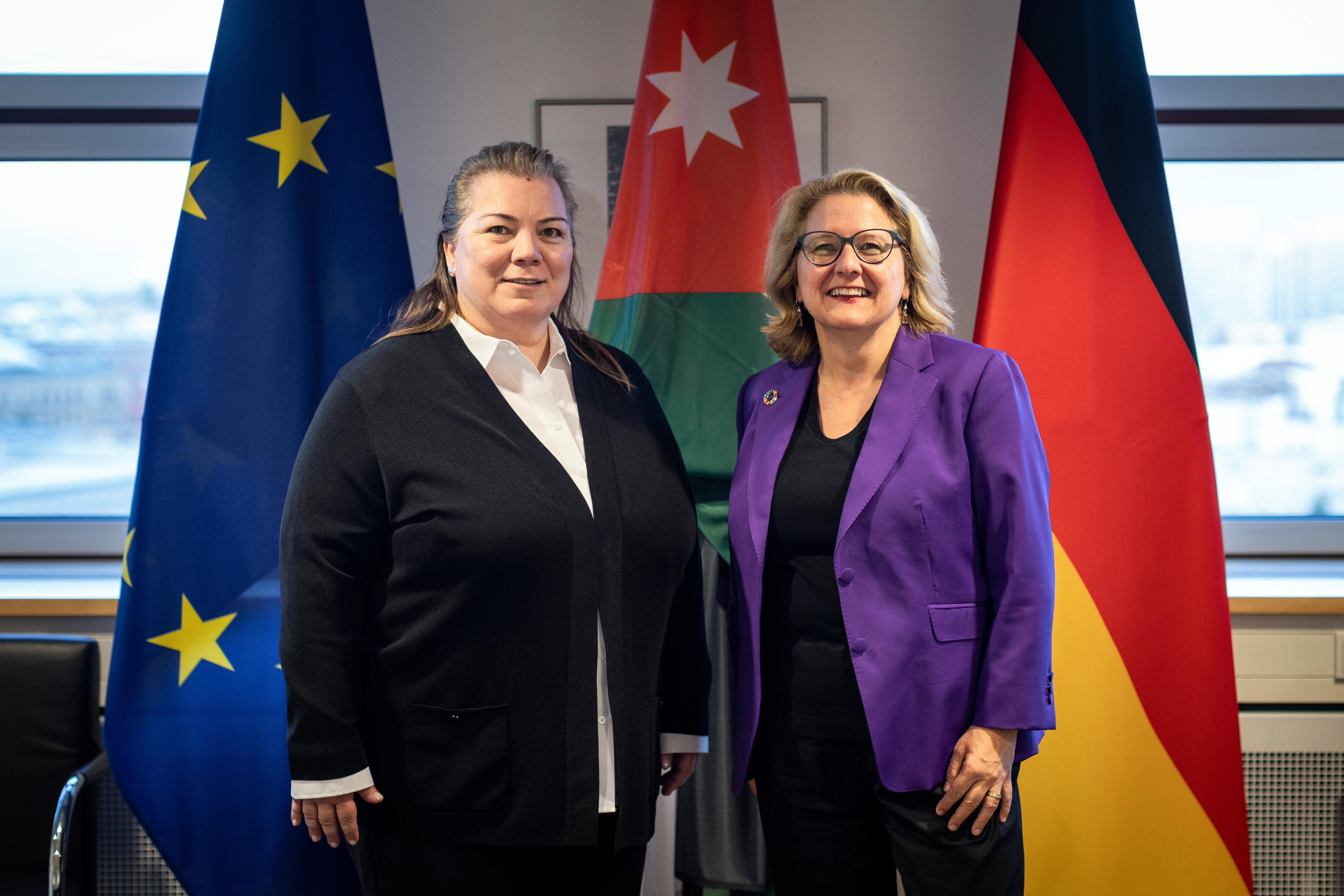 Zeina Toukan, jordanische Ministerin für Planung und Internationale Zusammenarbeit, wird bei ihrem Besuch im BMZ in Berlin von Entwicklungsministerin Svenja Schulze empfangen.