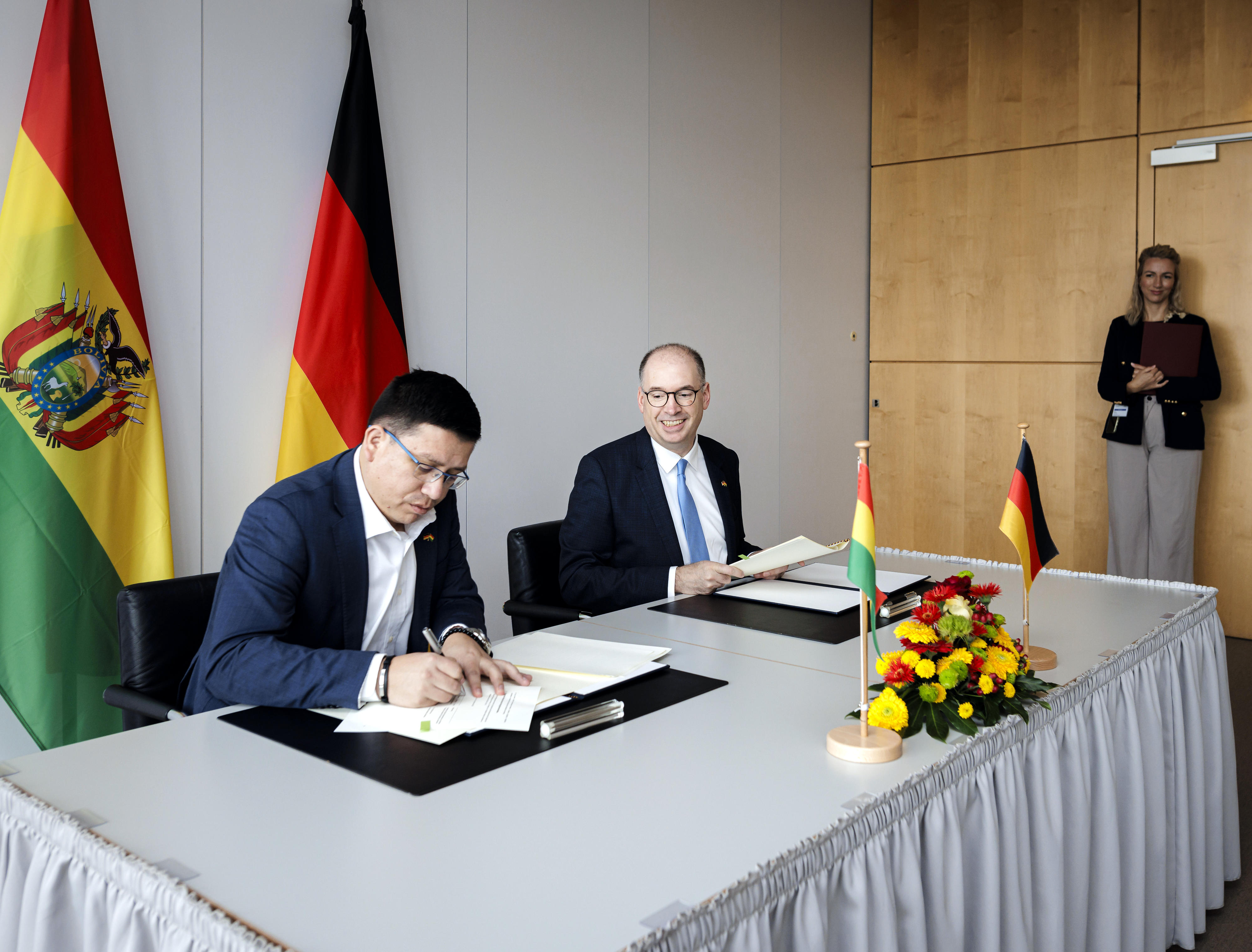 Vertragsunterzeichnung bei den Regierungsverhandlungen mit Bolivien im Oktober 2023