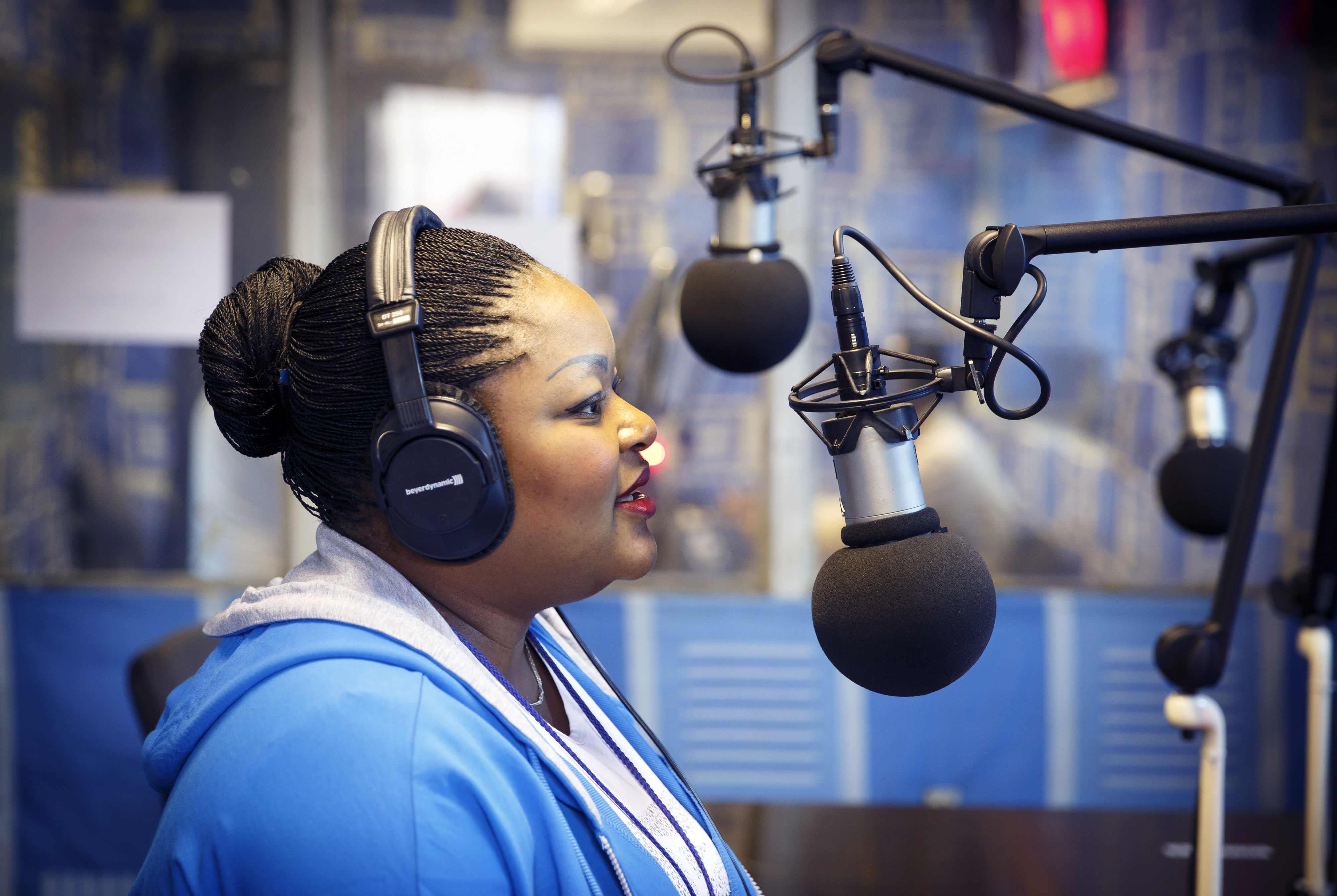 Mo­de­ra­to­rin beim Ra­dio­sen­der Oka­pi, der von den Ver­ein­ten Na­tio­nen in der De­mo­kra­ti­schen Re­pu­blik Kon­go be­trie­ben wird