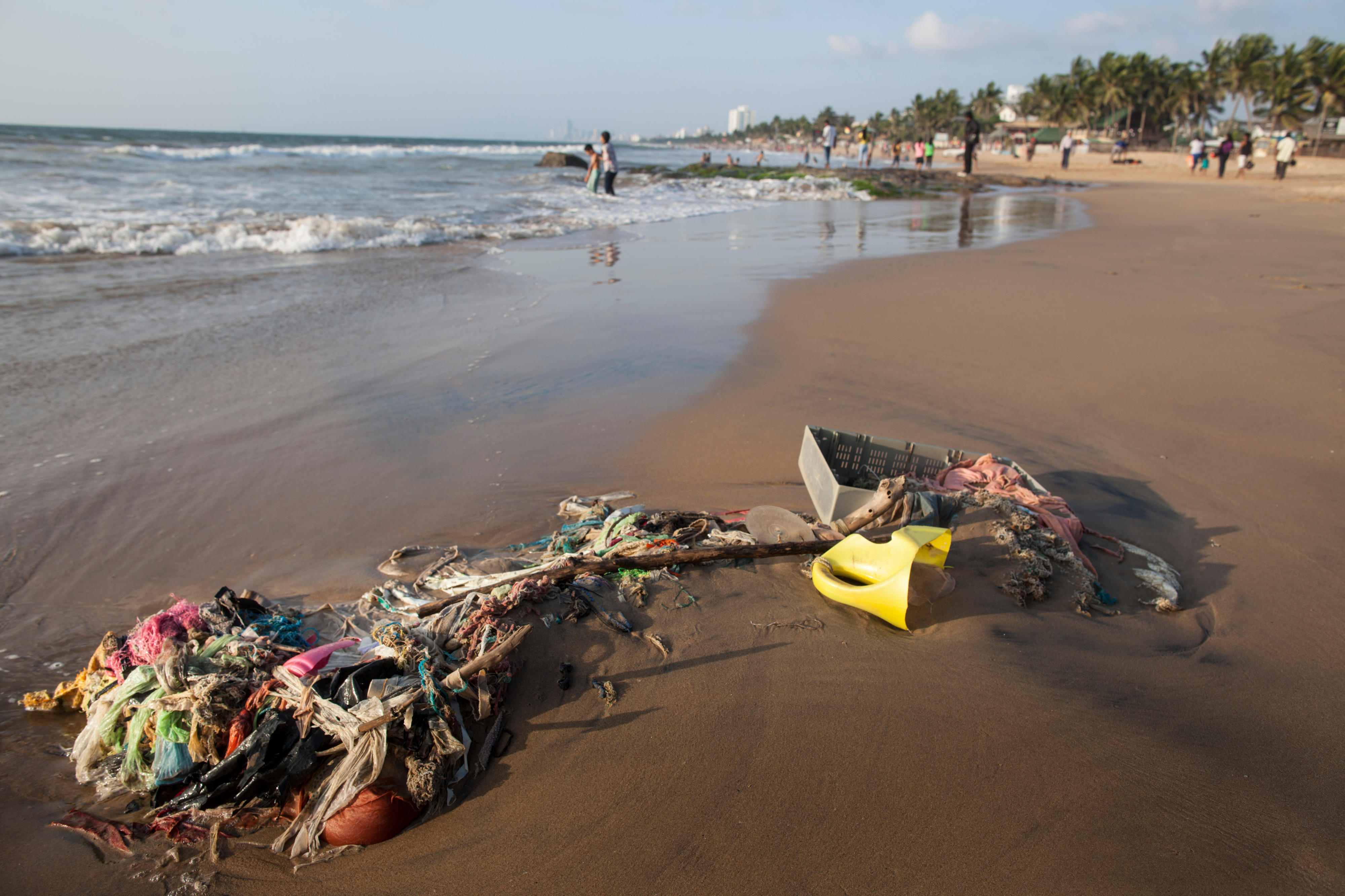 Müll am Strand von Co­lom­bo, Sri Lan­ka