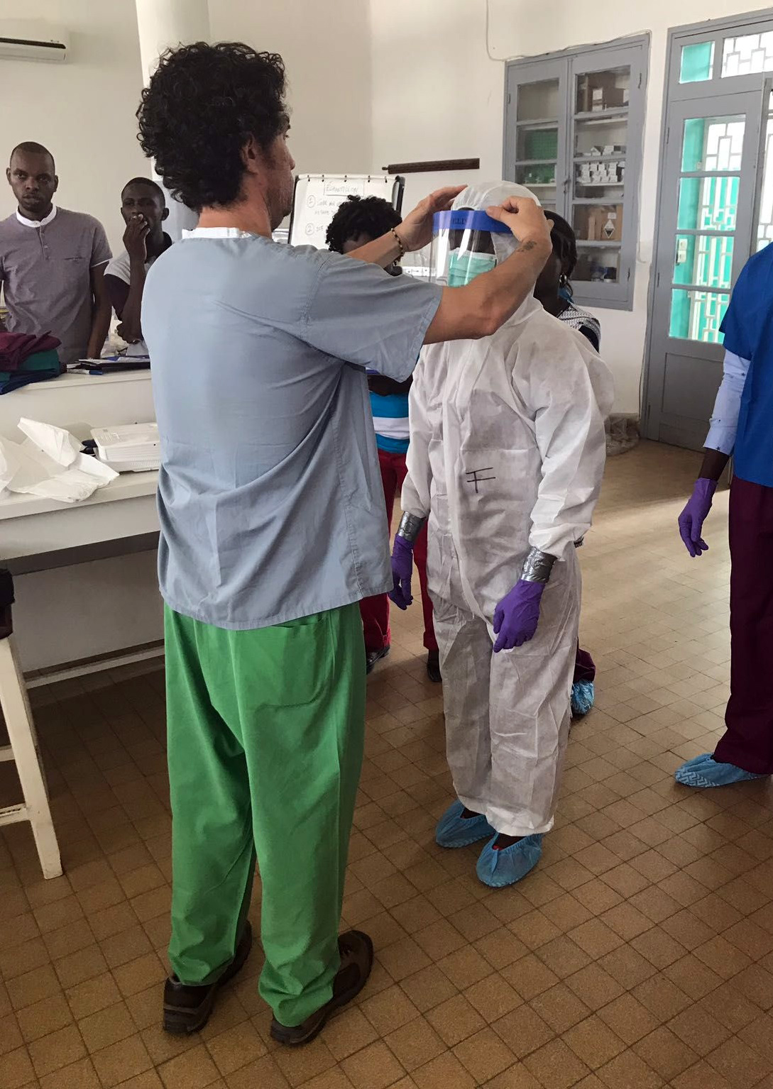Einsatz der "Schnell einsetzbaren Expertengruppe Gesundheit" (SEEG ) in der Demokratische Republik Kongo, 2018: Vorbereitung auf eine mögliche Ausbreitung von Ebola; hier: Training des korrekten An- und Ausziehens von Schutzkleidung