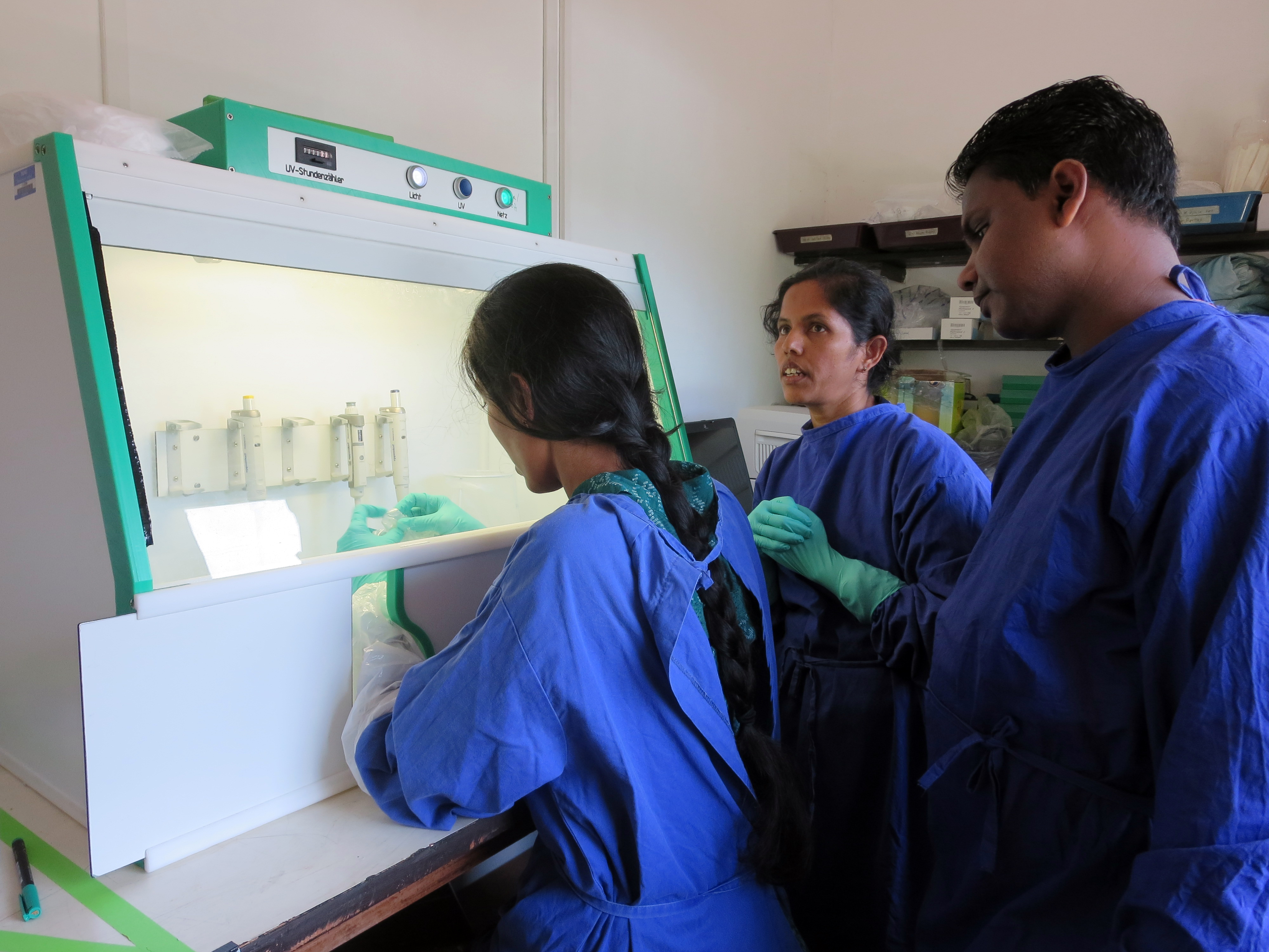 Einsatz der "Schnell einsetzbaren Expertengruppe Gesundheit" (SEEG ) in Sri Lanka 2018: Training an einer Sterilwerkbank