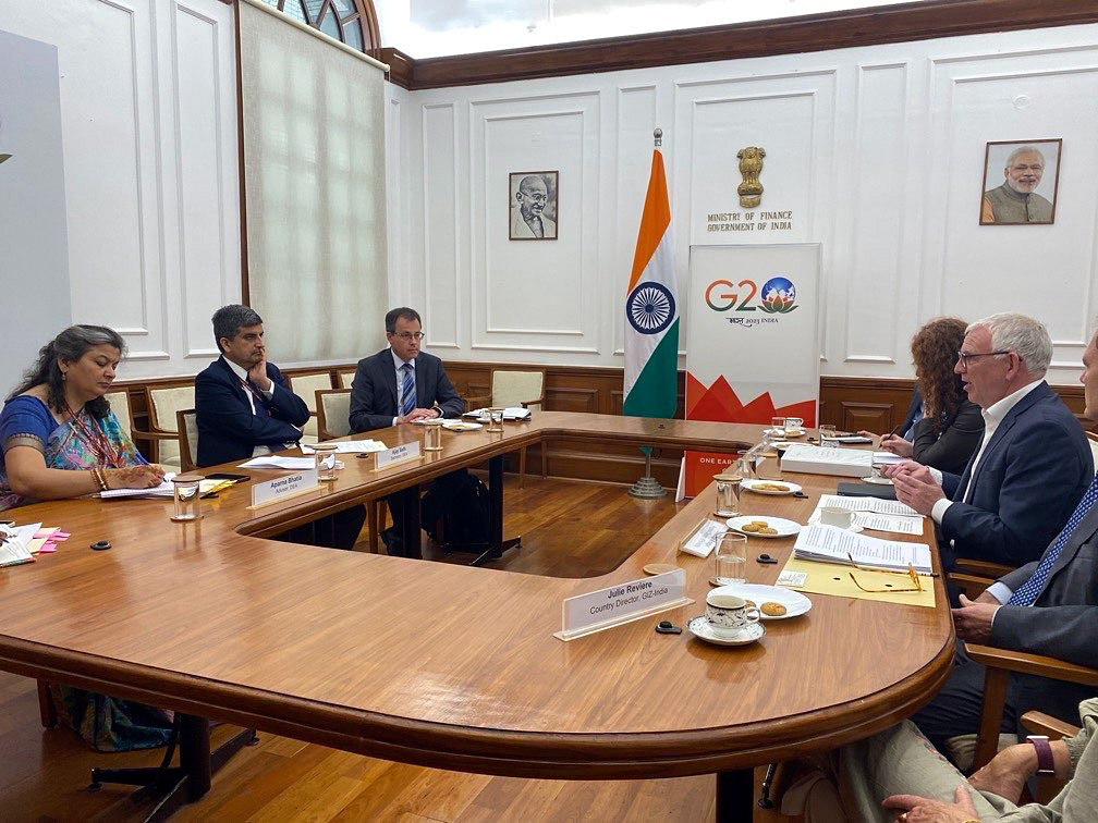 Entwicklungs-Staatssekretär Jochen Flasbarth im Gespräch mit Vertretern der indischen Regierung in Neu Delhi