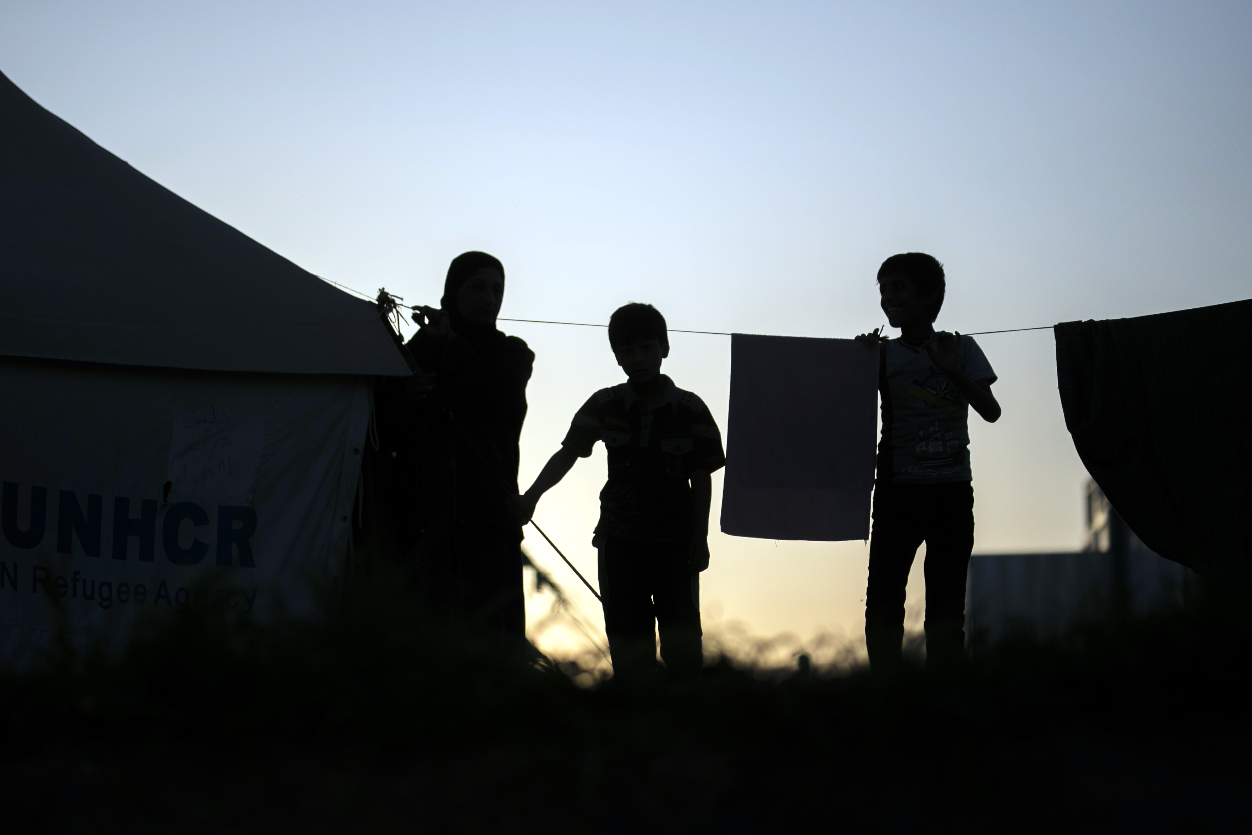 Ei­ne sy­ri­sche Fa­mi­lie in ei­nem Flücht­lings­la­ger an der tür­kisch-sy­ri­schen Gren­ze bei Ni­zip