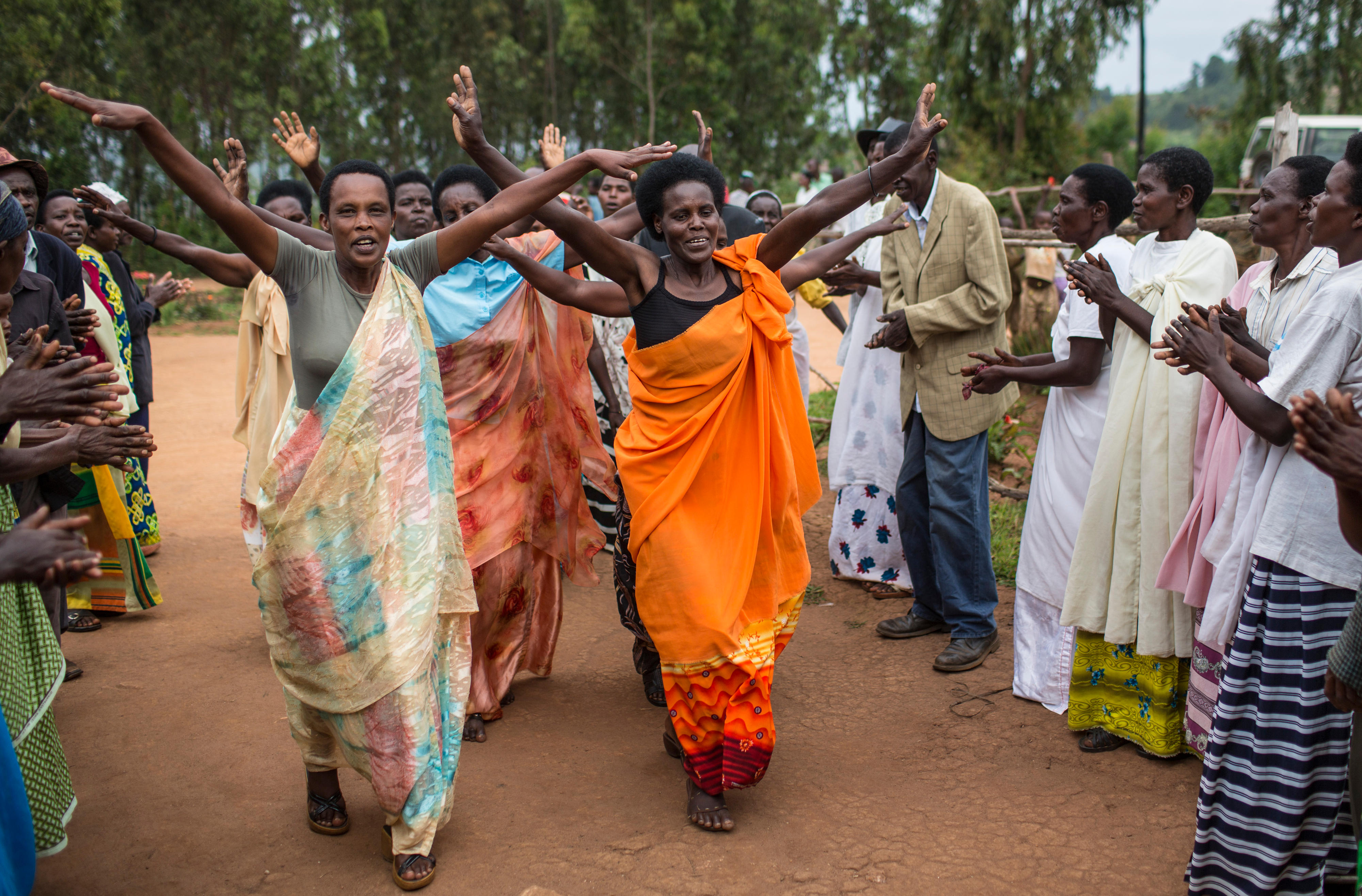 Zeit­zeu­gin­nen des ru­an­di­schen Ge­no­zids tan­zen und sin­gen bei ei­ner Ver­an­stal­tung zur Trau­ma- und Kon­flikt­ver­ar­bei­tung.