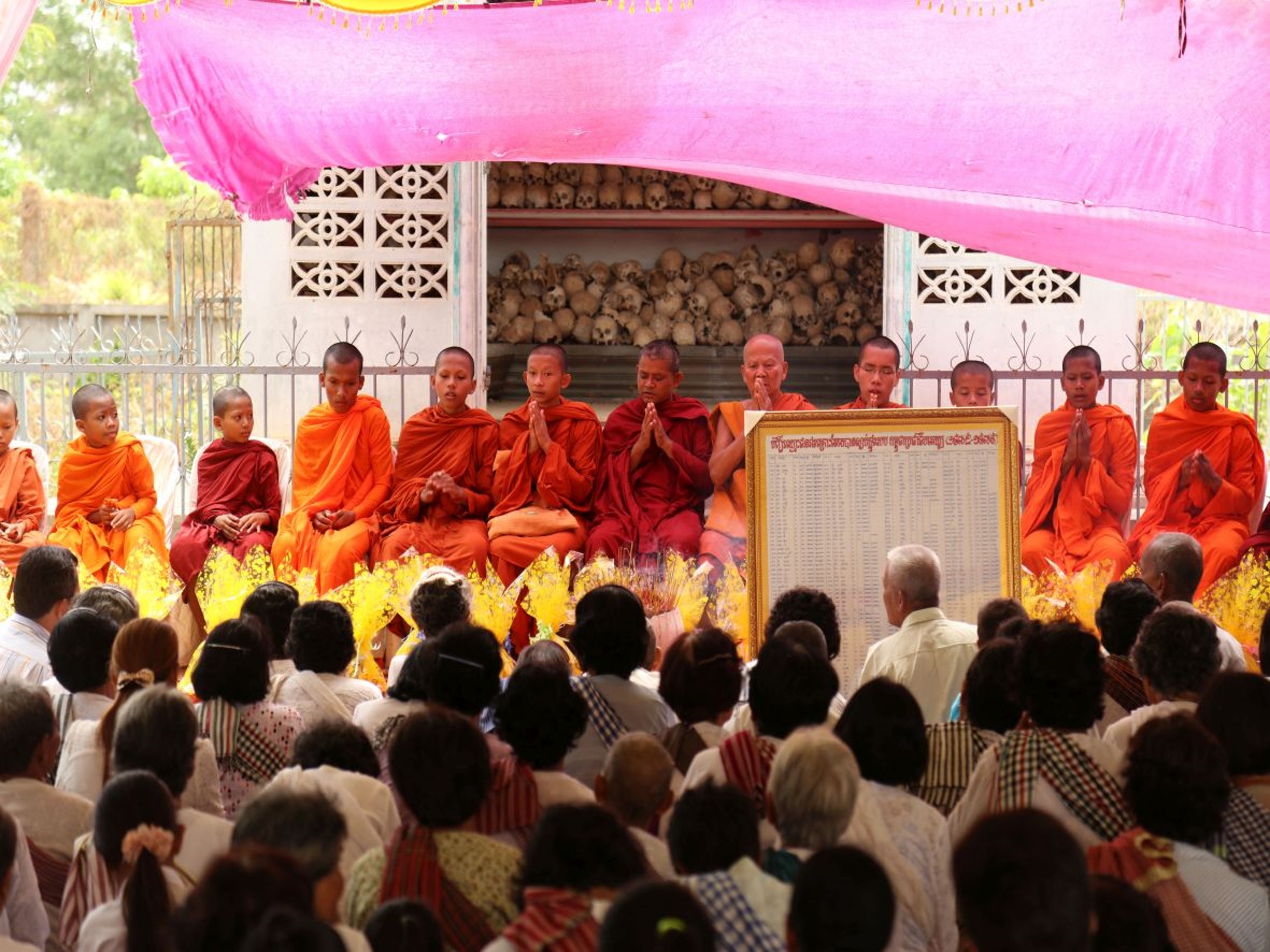 Fei­er­li­che bud­dhis­ti­sche Ze­re­mo­nie zur Wür­di­gung von Op­fern des Khmer-Rouge-Re­gimes in Kam­bo­dscha im Rah­men ei­nes Ver­söh­nungs­dia­logs von Ju­gend­li­chen und Über­le­ben­den