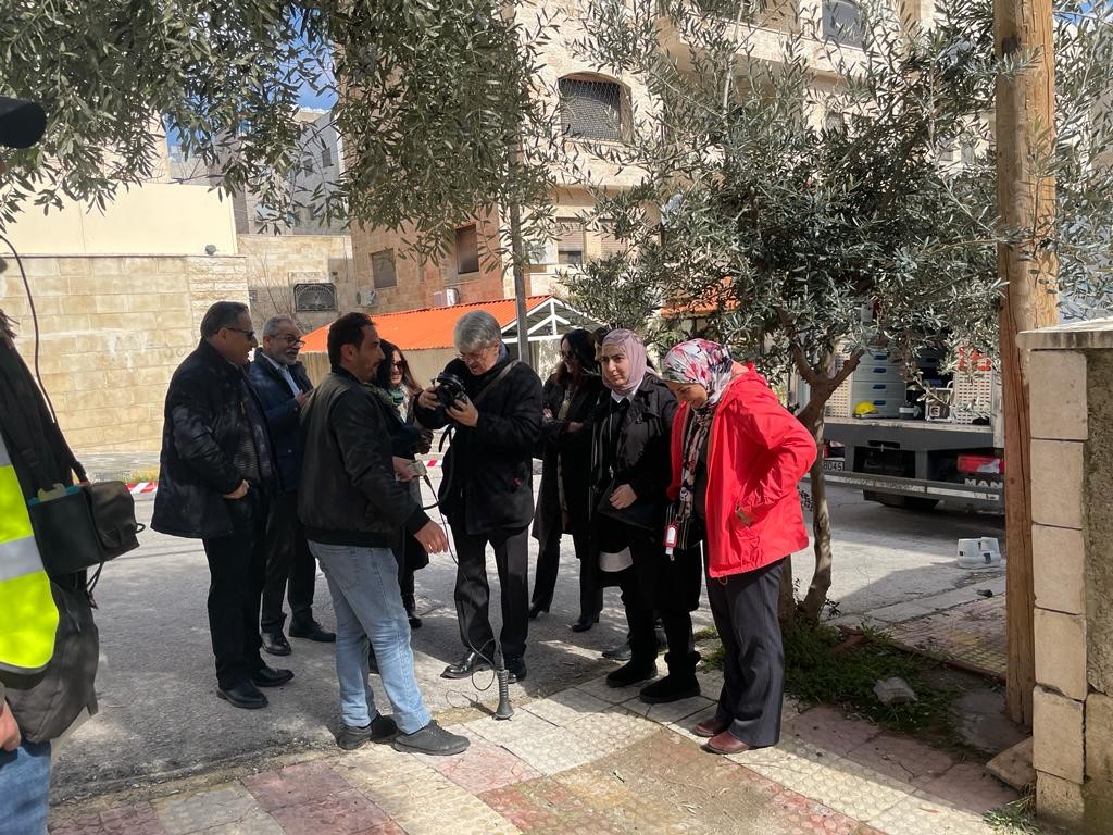 Das Weltbank-Team nutzt ein Instrument zur Erkennung von Wasserlecks in Um Al Shujairat (Amman) mit dem Team der Miyahuna Water Company