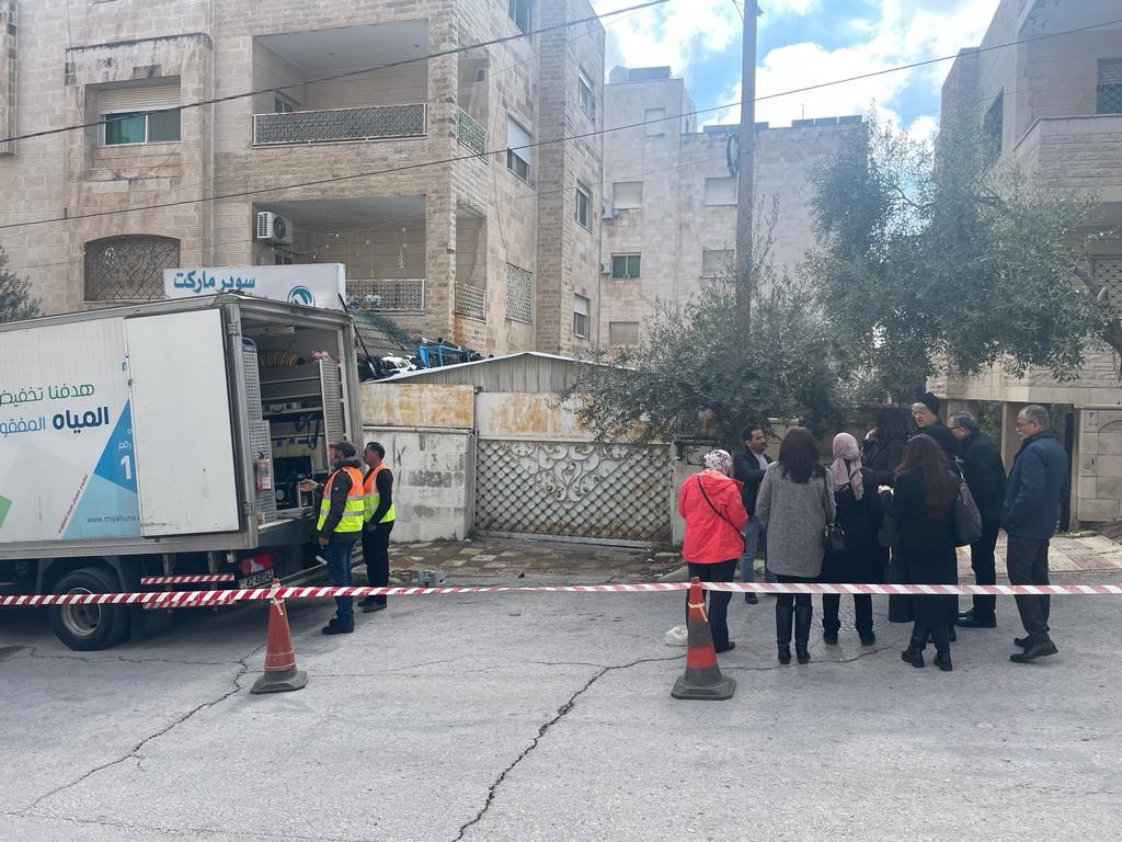 Das Team der Miyahuna Water Company zeigt dem Weltbank-Team die Bereiche, in denen undichte Stellen in Um Al Shujairat (Amman) festgestellt wurden.