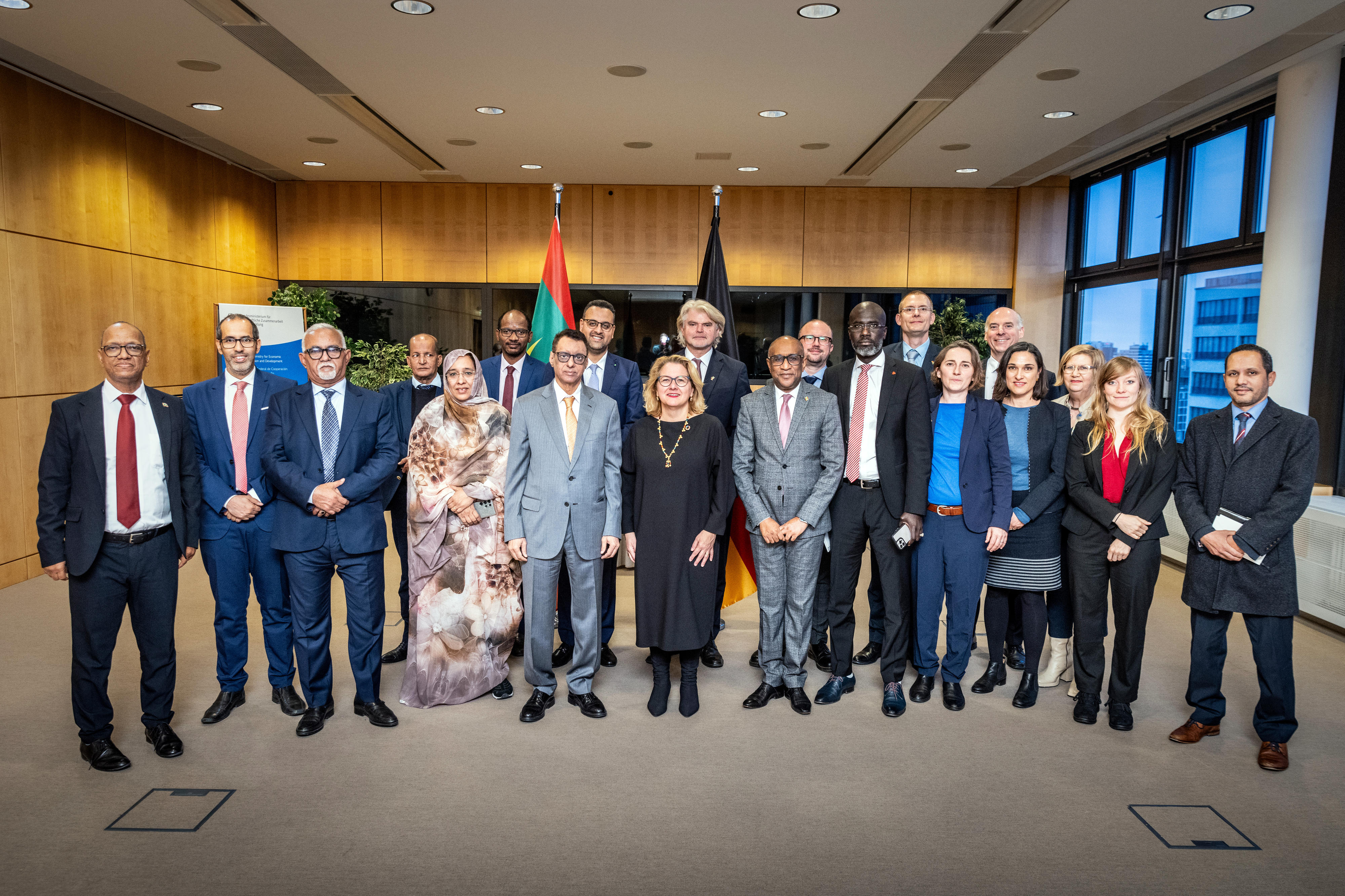 Entwicklungsministerin Svenja Schulze mit den Teilnehmerinnen und Teilnehmern der deutsch-mauretanischen Regierungsverhandlungen in Berlin