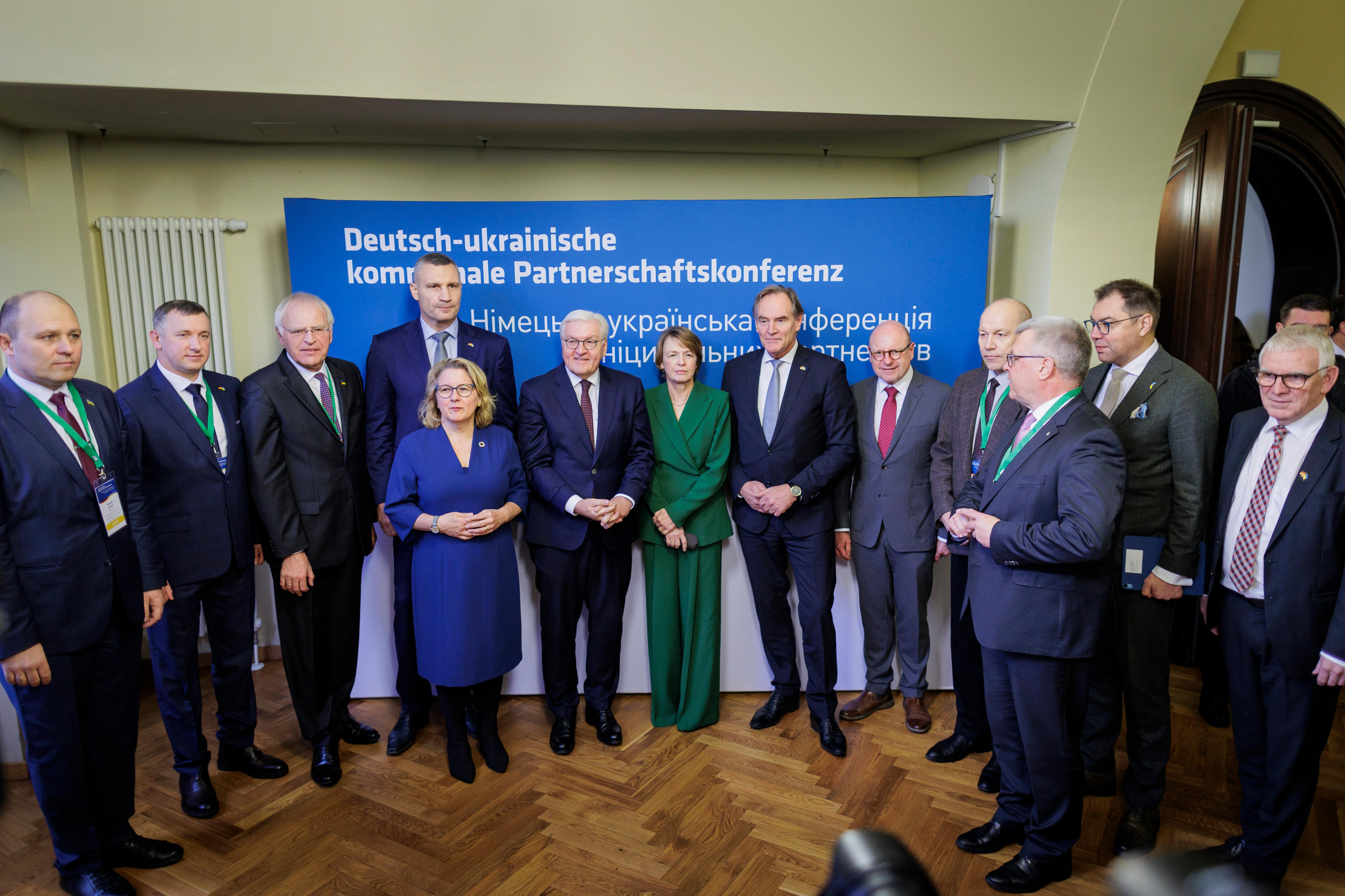Bundespräsident Frank-Walter Steinmeier mit Teilnehmerinnen und Teilnehmern der deutsch-ukrainischen kommunalen Partnerschaftskonferenz