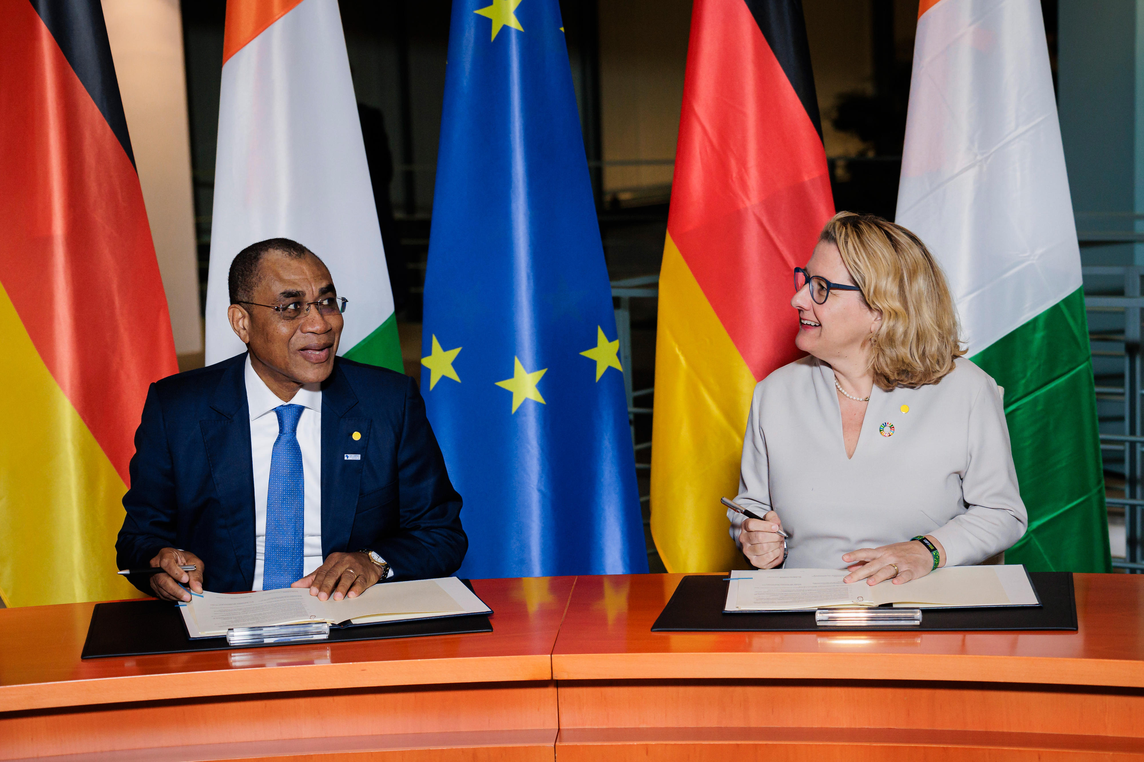 Der ivorische Finanzminister Adama Coulibaly und Bundesentwicklungsministerin Svenja Schulze bei der Unterzeichnung der Klima- und Entwicklungspartnerschaft in Berlin