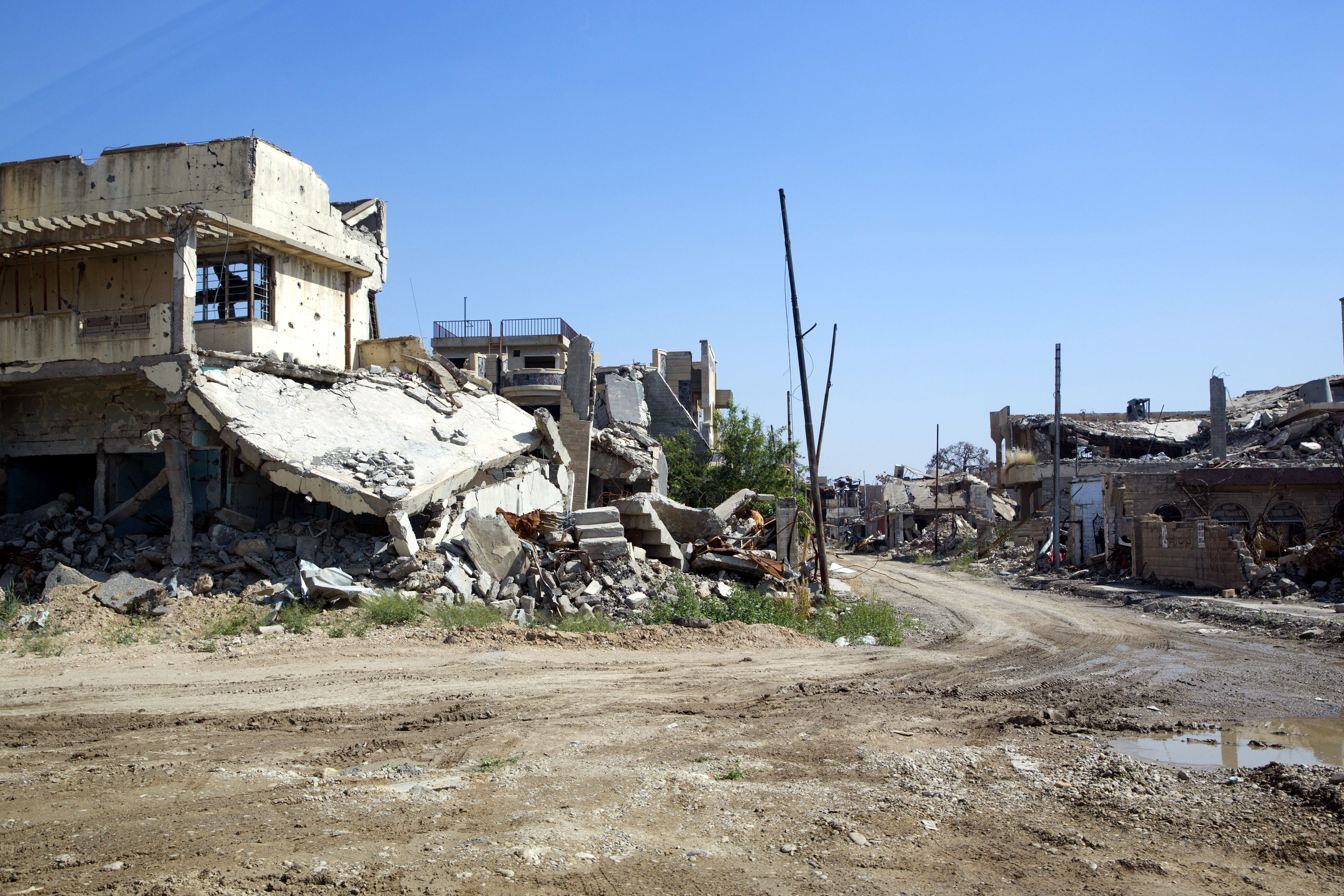 Menschen in der zerstörten Altstadt von Mossul, Irak