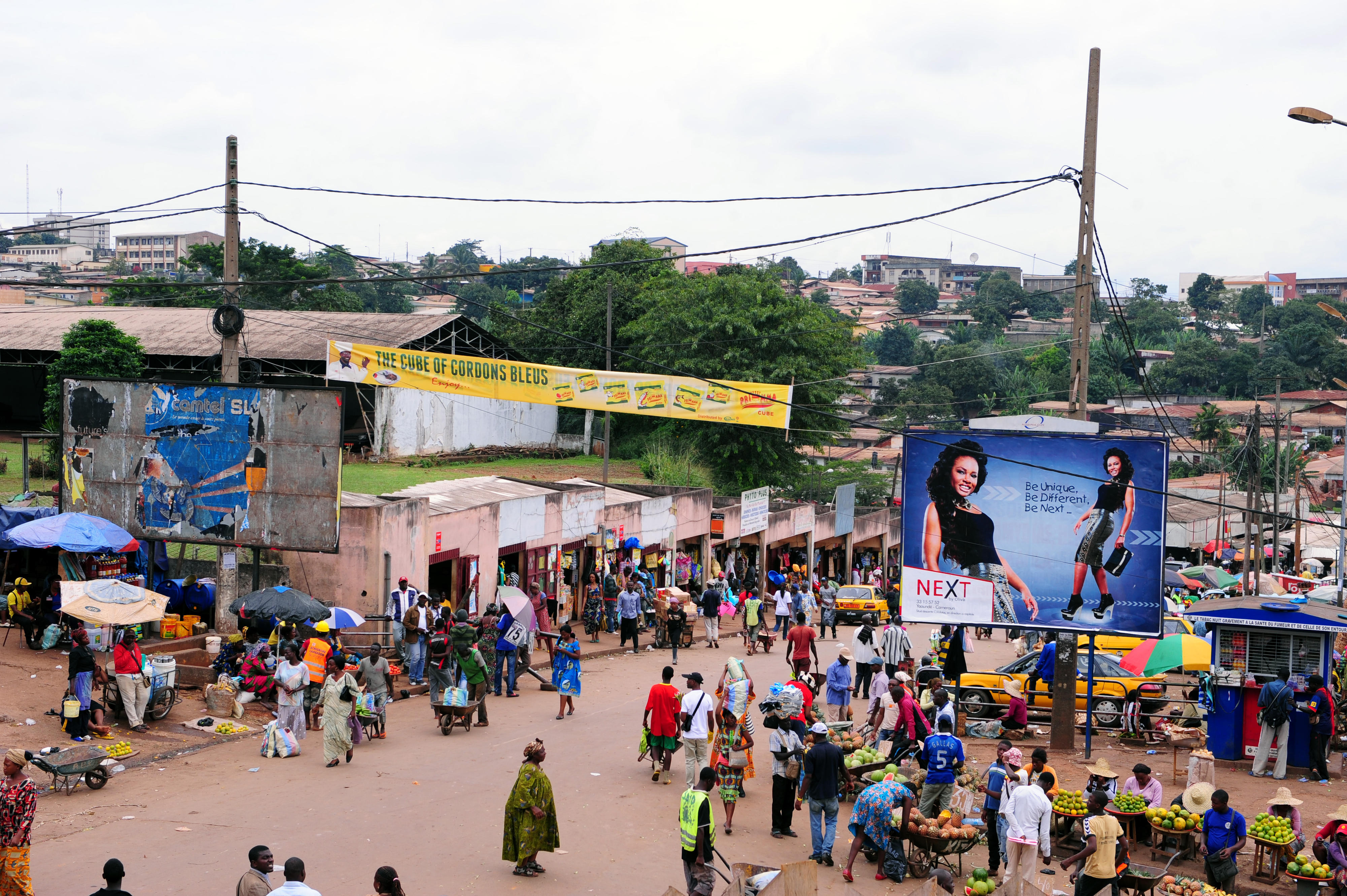 Straßenszene in Douala, Kamerun