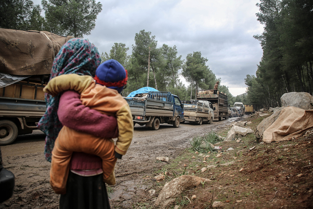 Familien fliehen aus der syrischen Provinz Idlib.