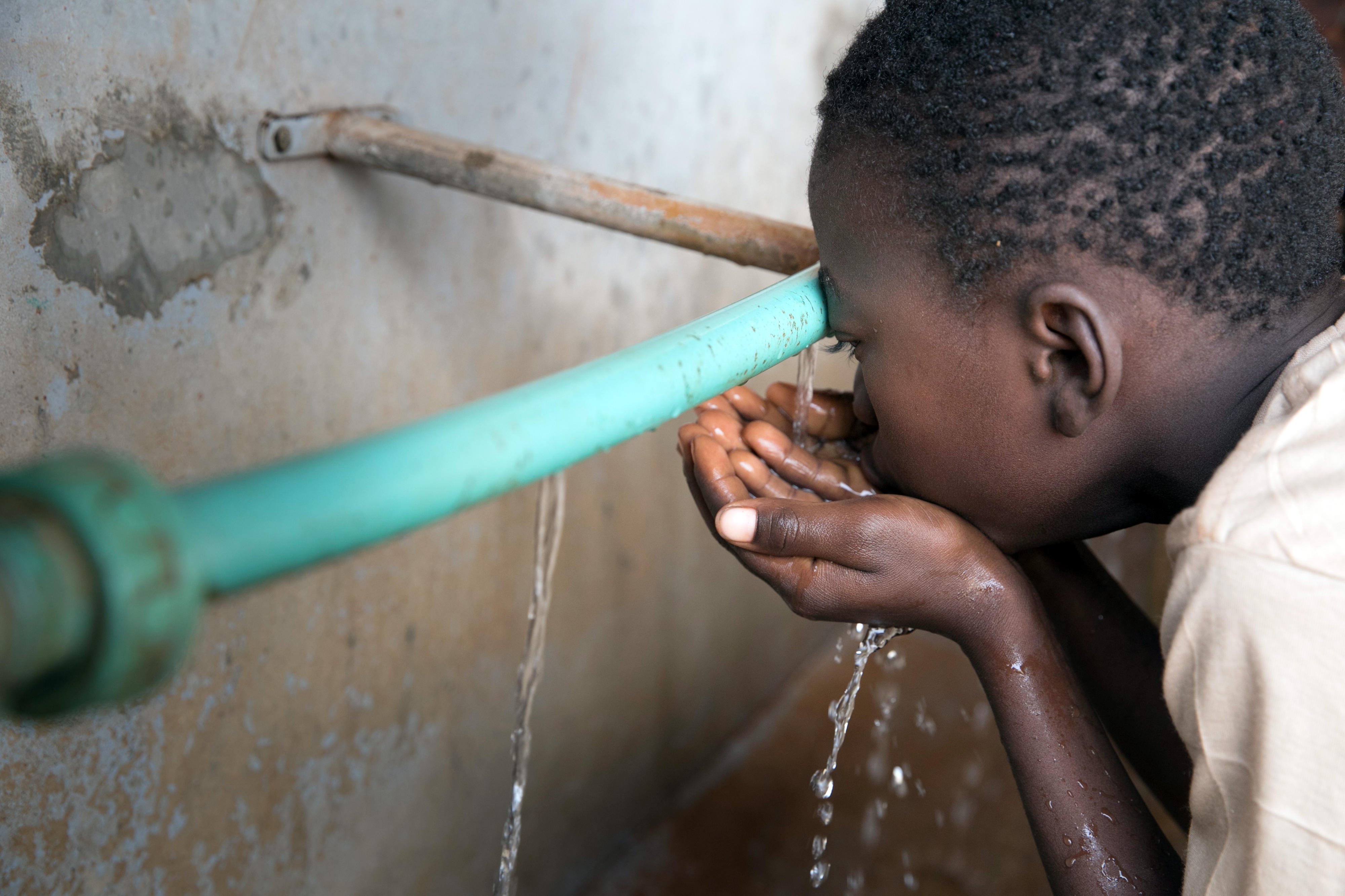 Trinkwasserspender in einer Schule in Burkina Faso