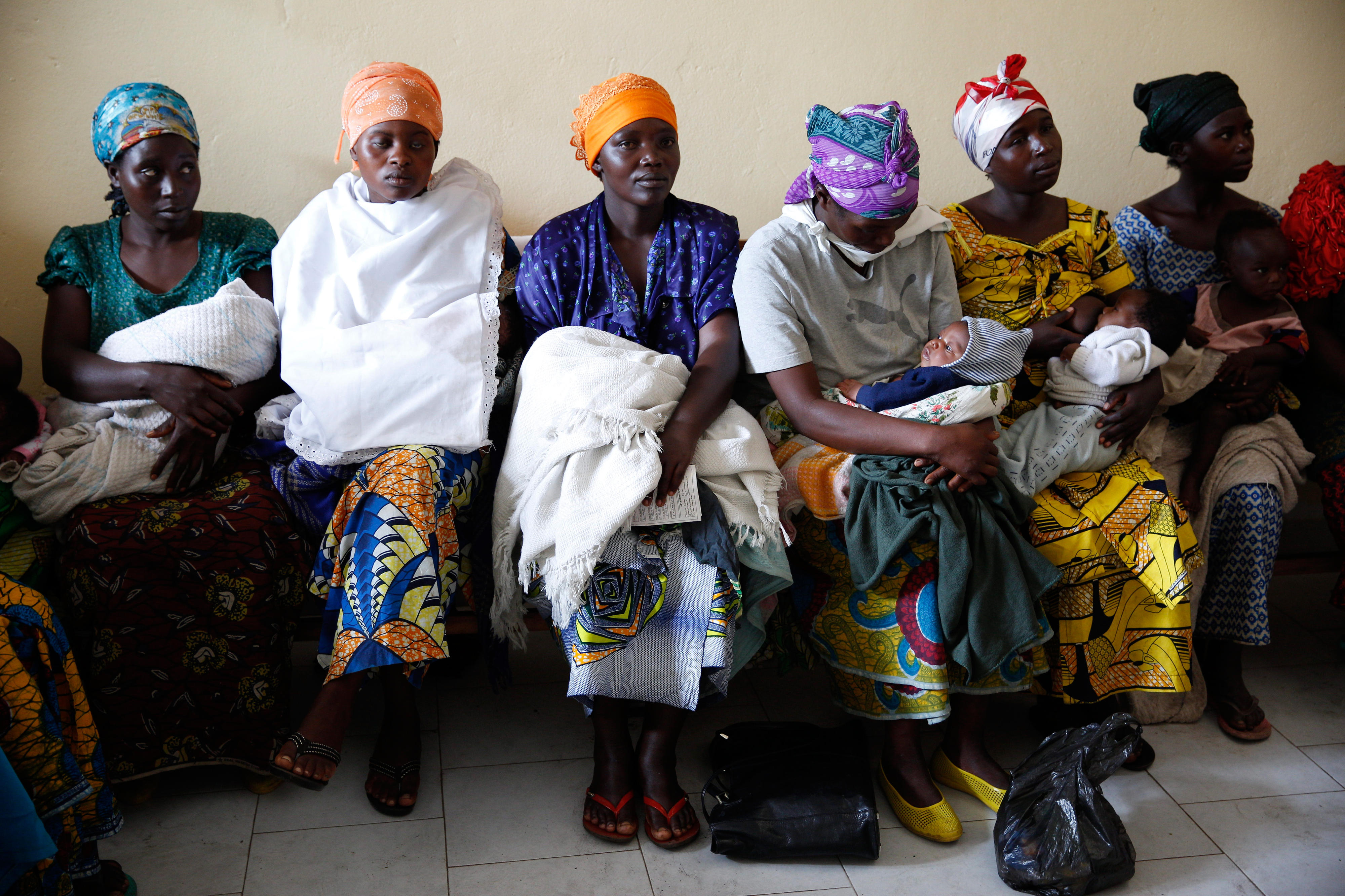 Mütter mit ihren Kindern im Wartezimmer einer Gesundheitsstation in Goma (Demokratische Republik Kongo)