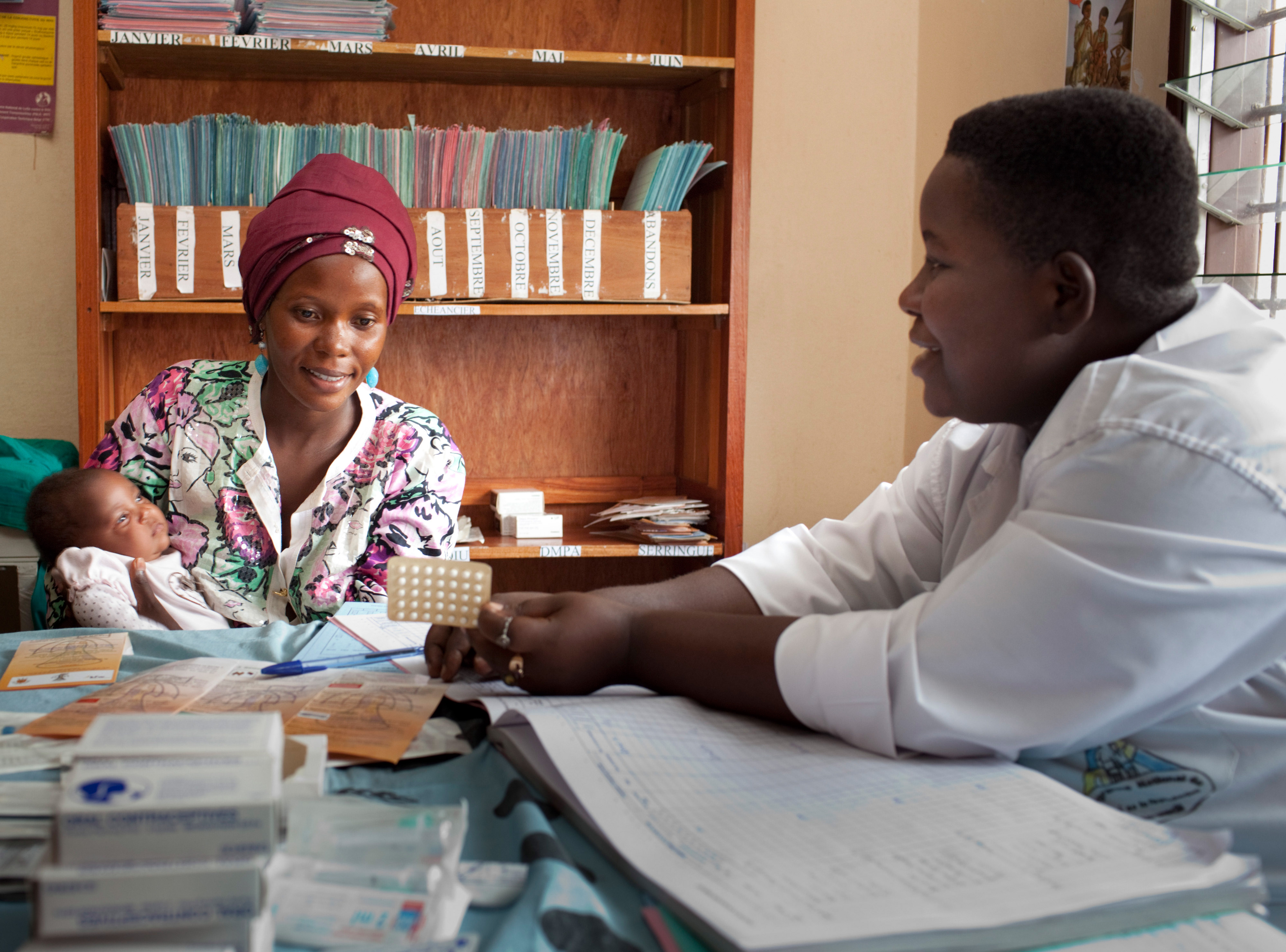 Verhütungsmittel-Beratung in einer Gesundheitsstation in Bujumbura, Burundi.