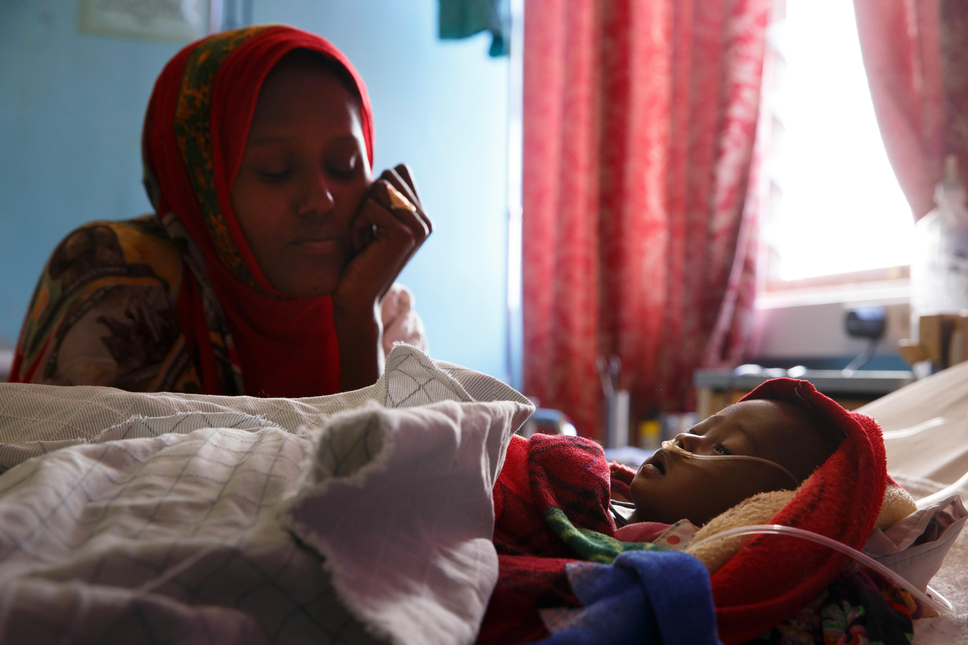 Mutter und Kind in einem Kinderkrankenhaus in Eritrea