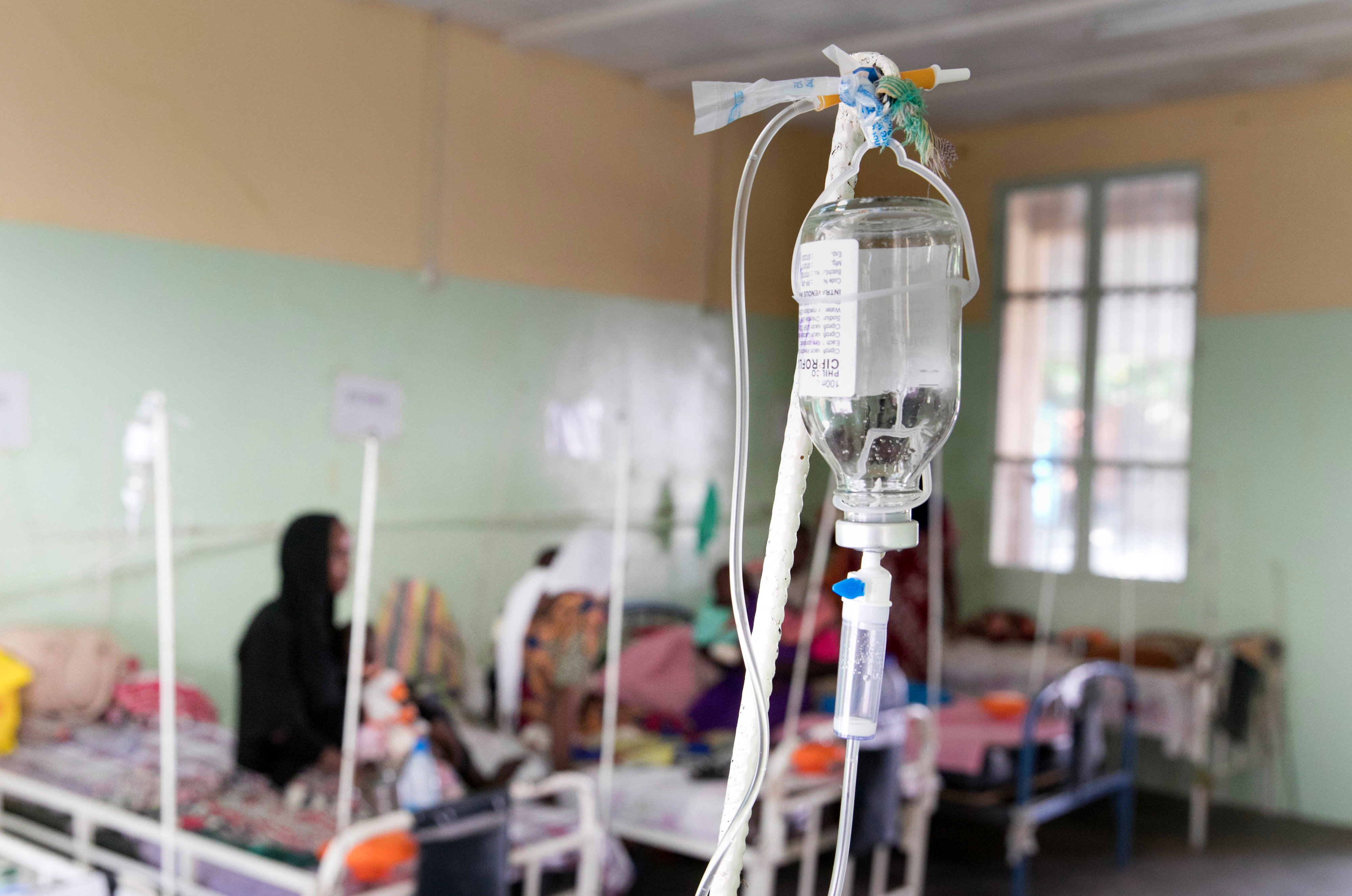 Infusion in einer Gesundheitseinrichtung für unterernährte Kinder in N`Djamena, Tschad