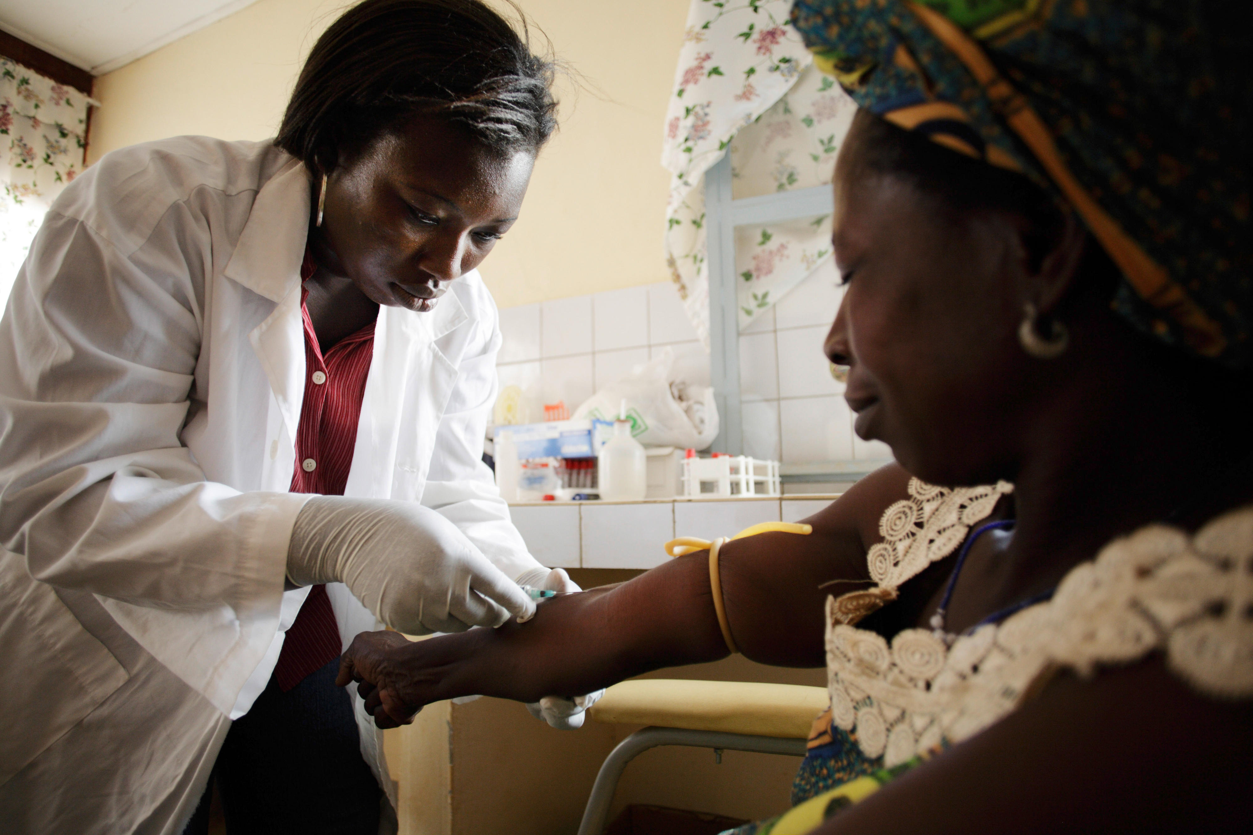 Entnahme einer Blutprobe in einem Krankenhaus in Burkina Faso