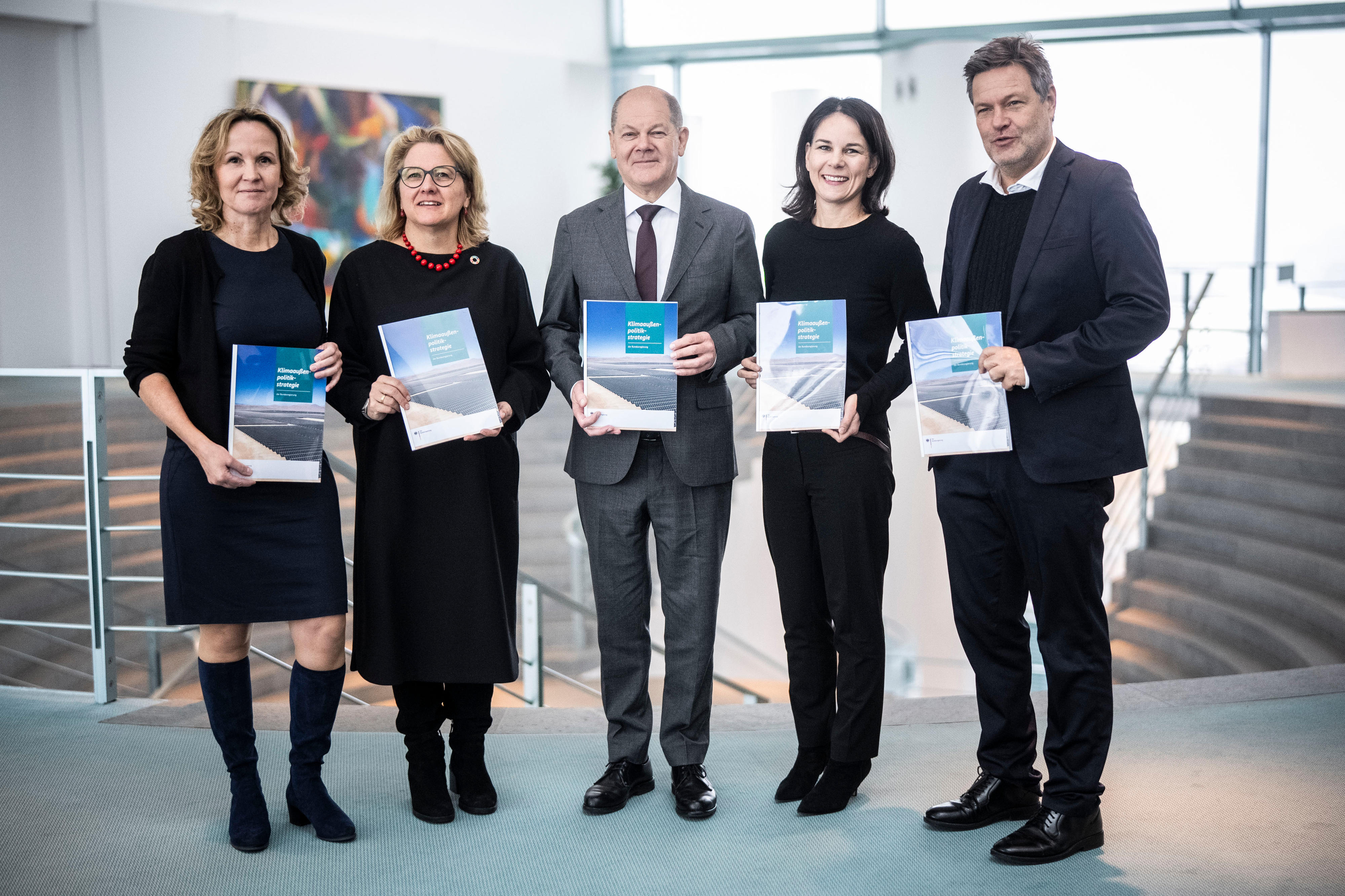 Bundesumweltministerin Steffi Lemke, Bundesentwicklungsministerin Svenja Schulze, Bundeskanzler Olaf Scholz, Bundesaußenministerin Annalena Baerbock und Bundeswirtschaftsminister Robert Habeck stellen die Klimaaußenpolitikstrategie der Bundesregierung vor.